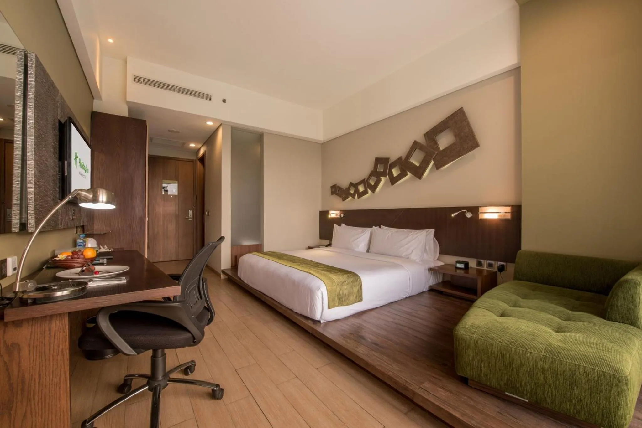 Photo of the whole room, Bed in Holiday Inn Cikarang Jababeka by IHG