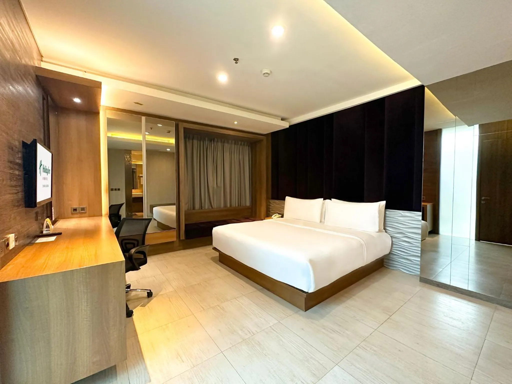Photo of the whole room, Bed in Holiday Inn Cikarang Jababeka by IHG