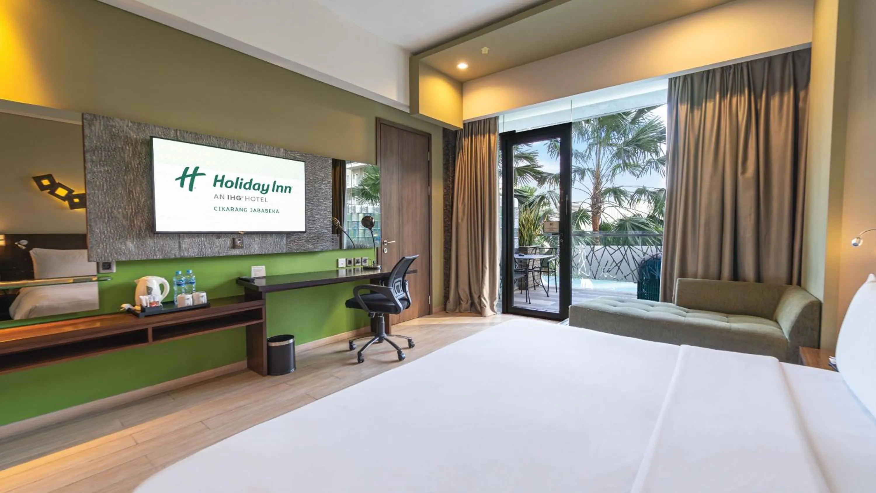 Photo of the whole room, Bed in Holiday Inn Cikarang Jababeka by IHG