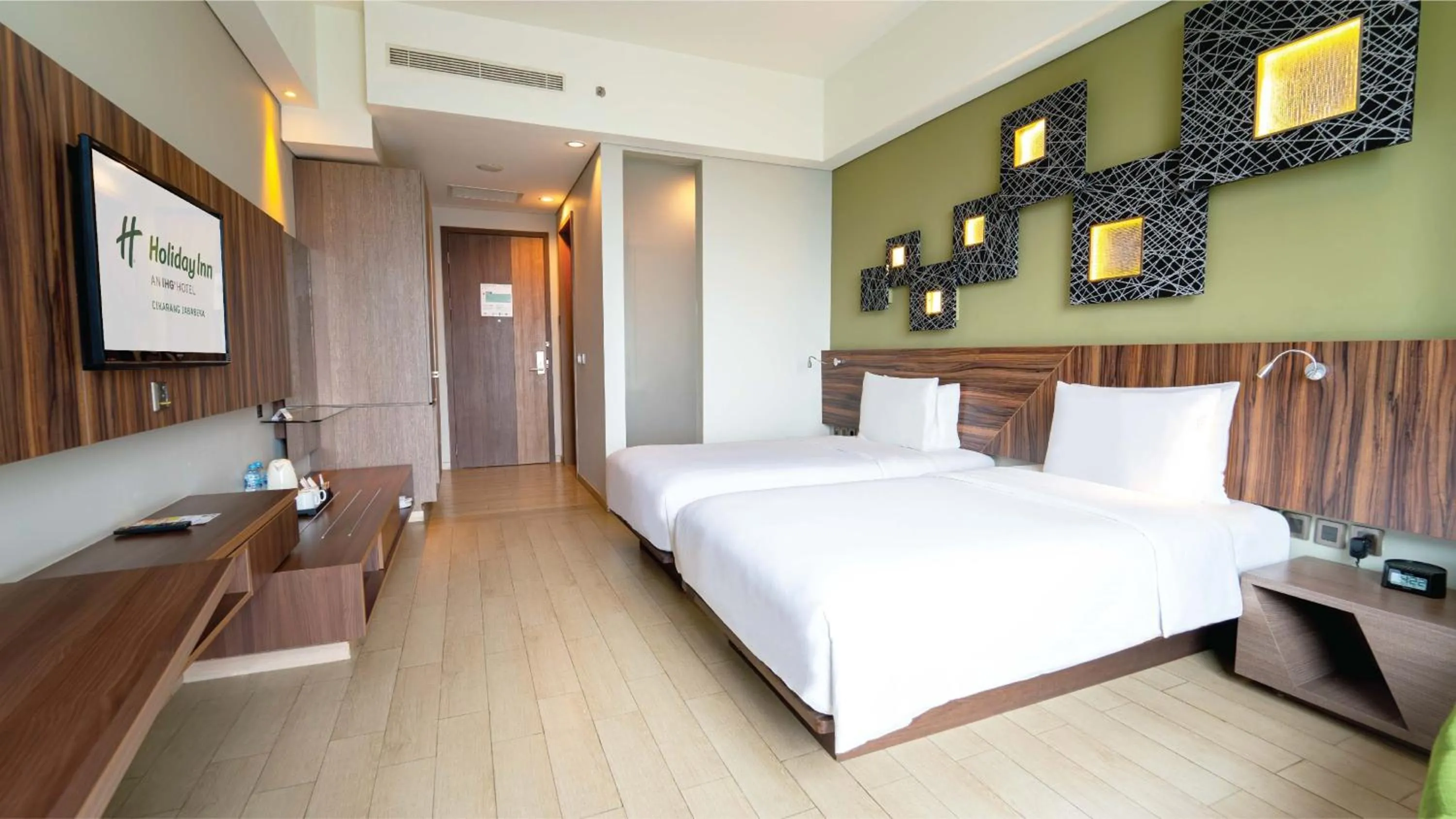 Photo of the whole room, Bed in Holiday Inn Cikarang Jababeka by IHG