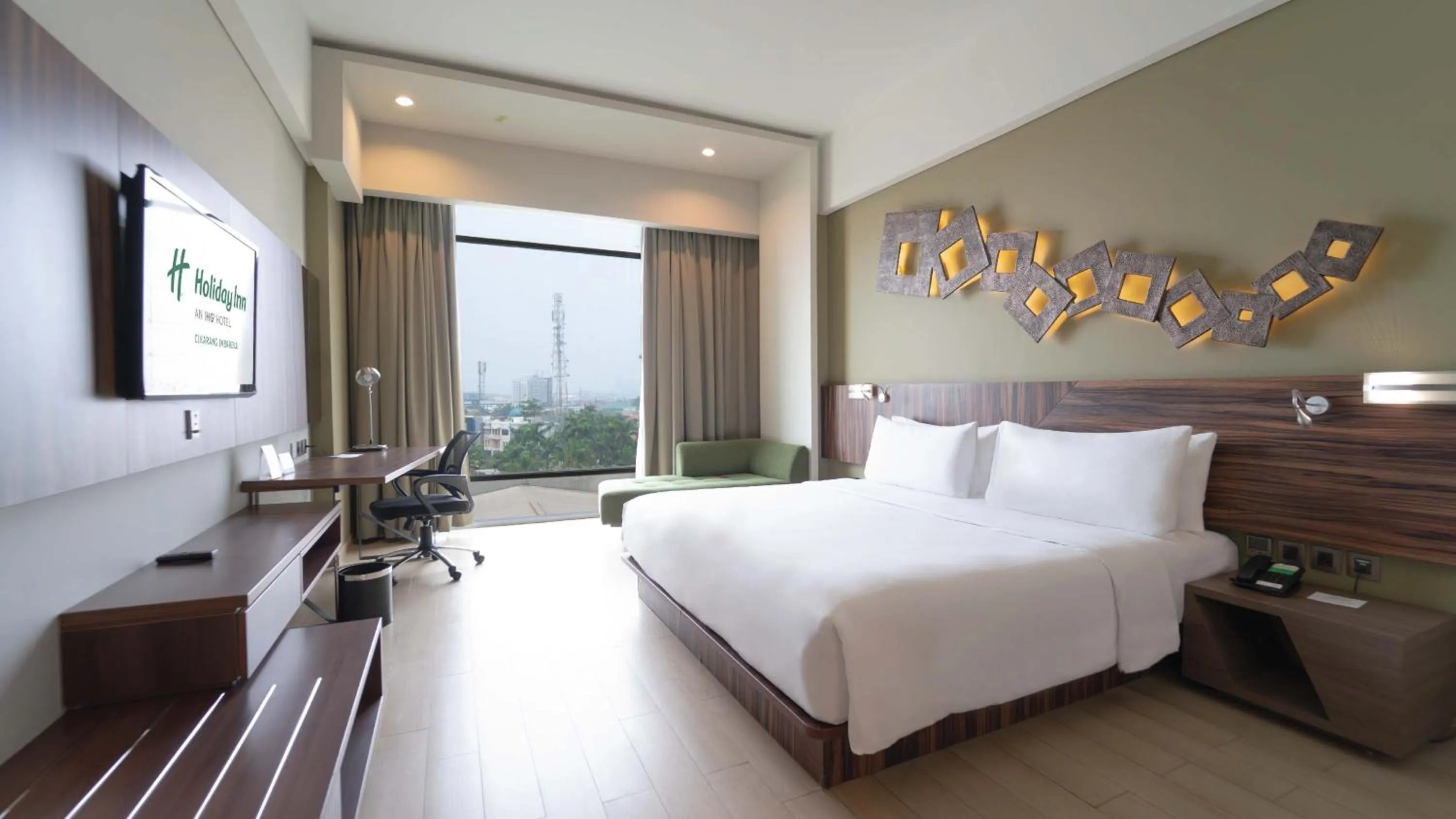 Photo of the whole room, Bed in Holiday Inn Cikarang Jababeka by IHG