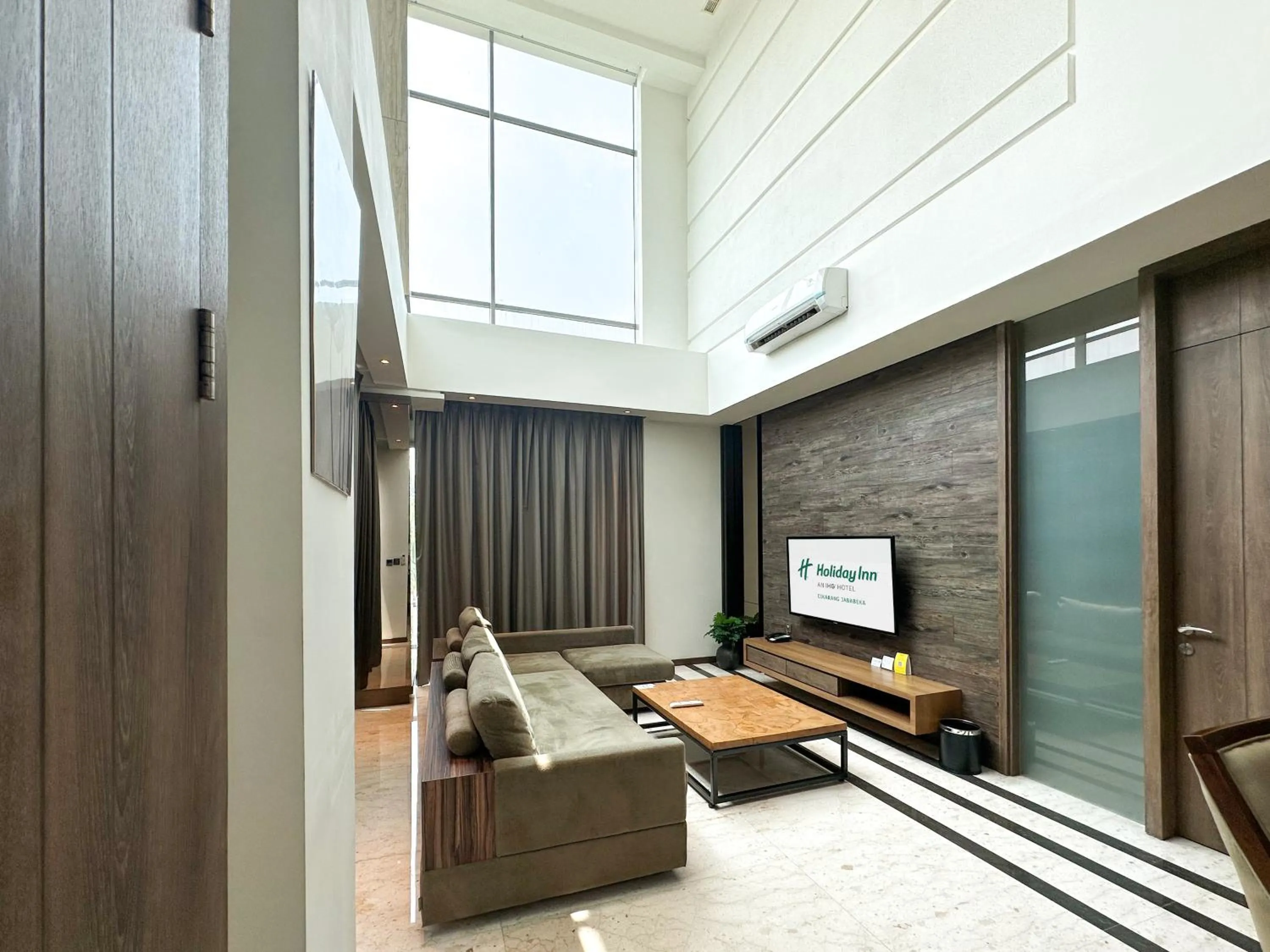 Living room in Holiday Inn Cikarang Jababeka by IHG