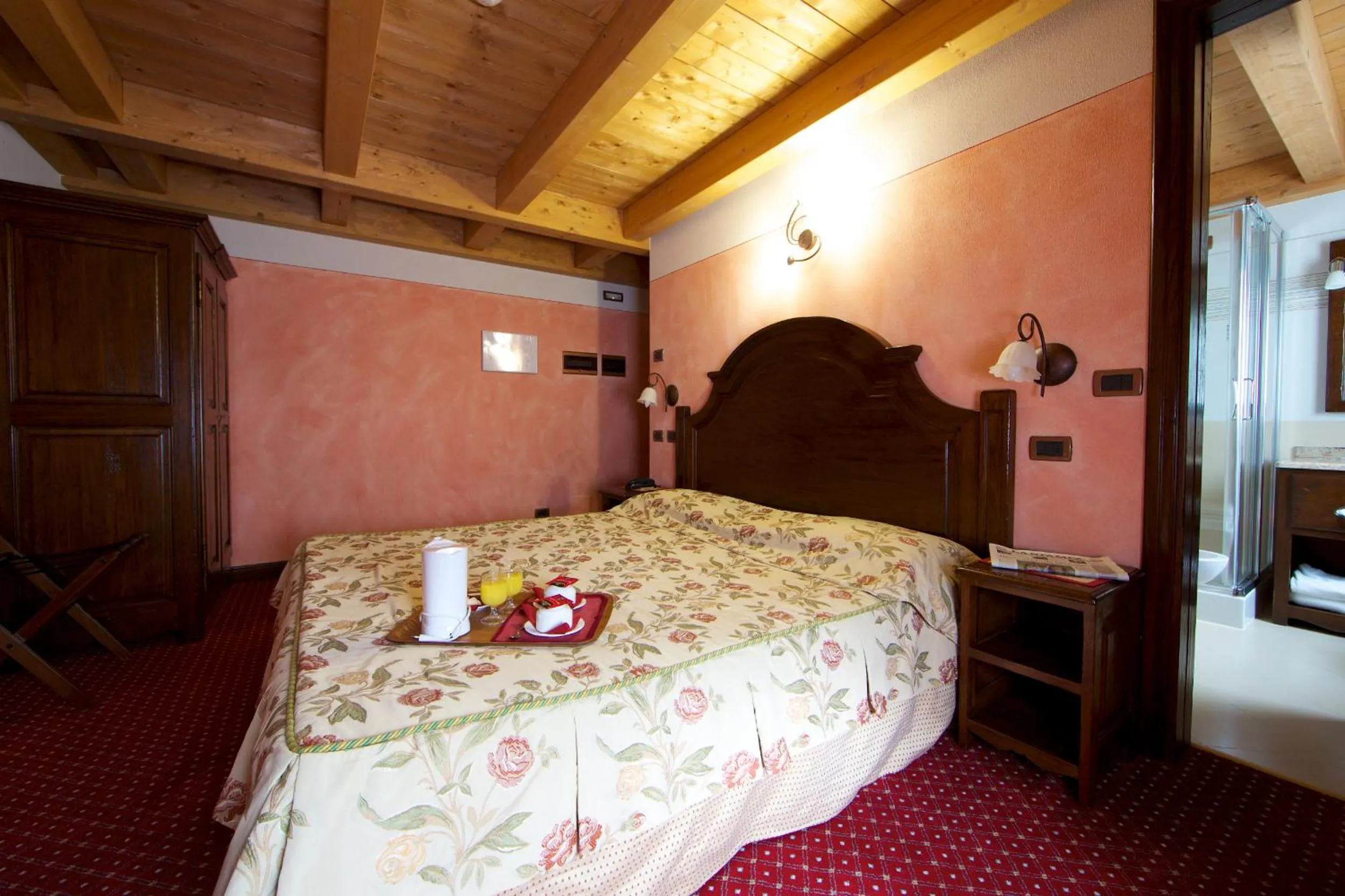 Shower, Bed in Hotel L' Aiglon