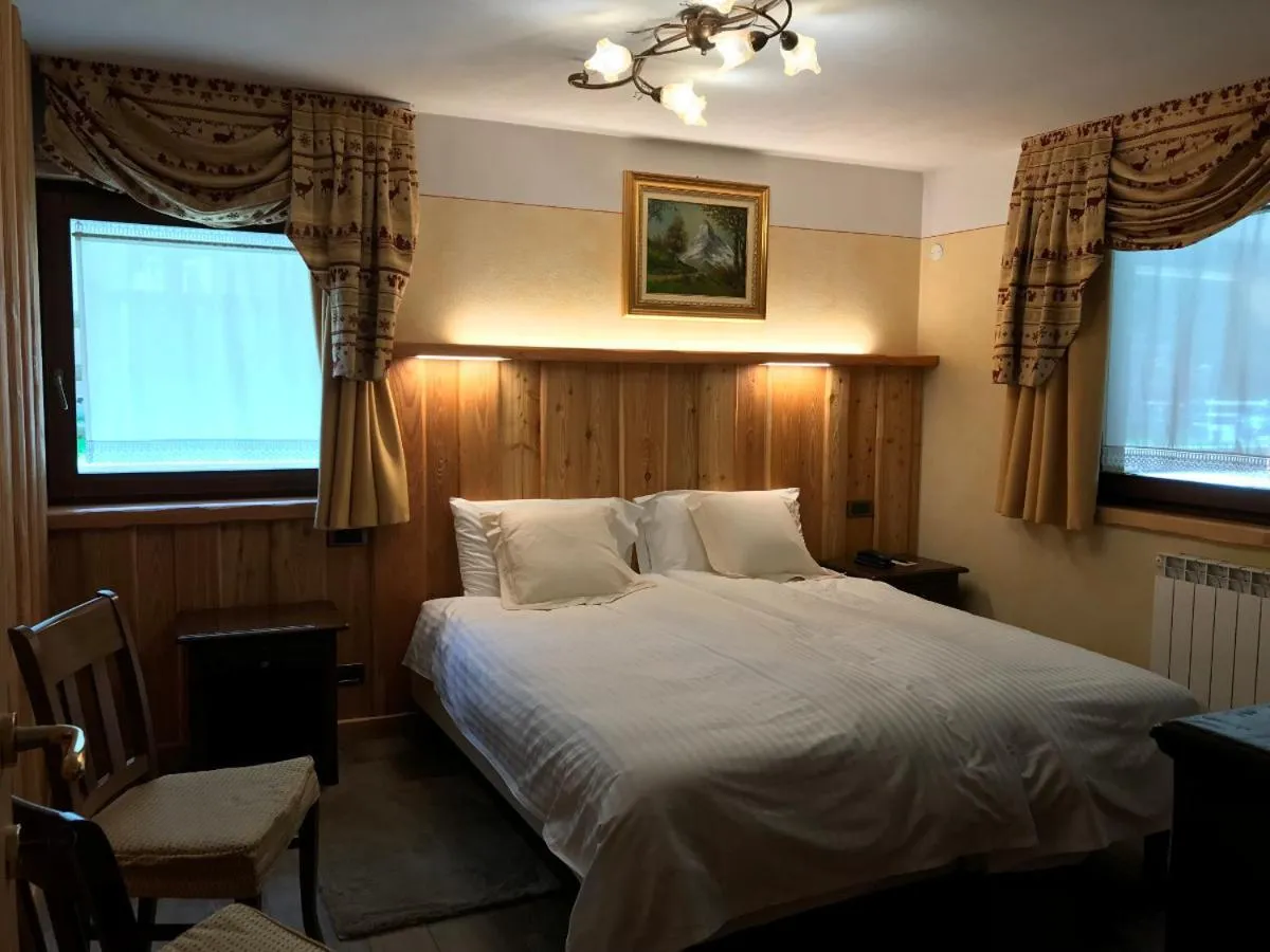 Bedroom, Bed in Hotel L' Aiglon