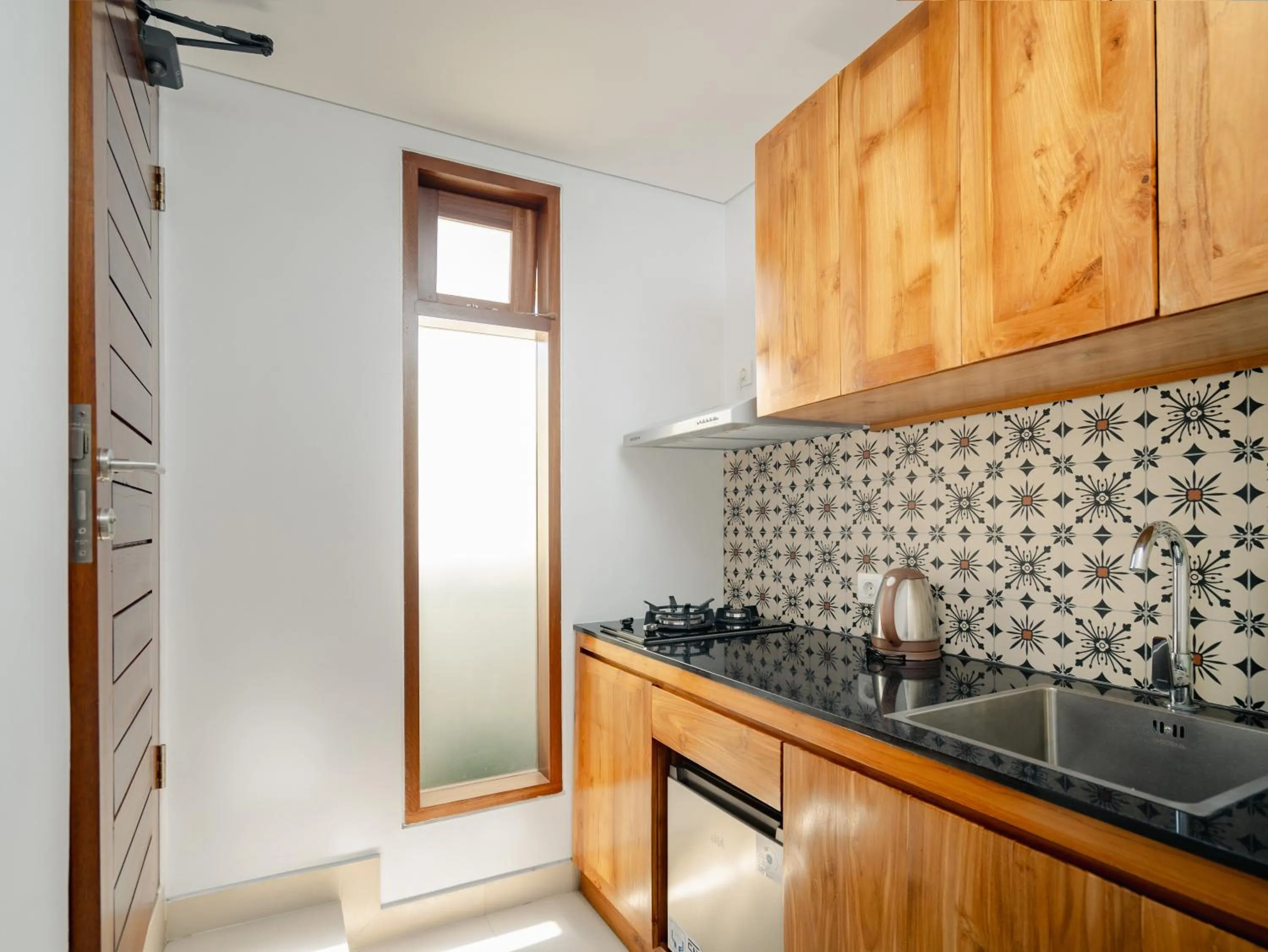 Kitchen or kitchenette in Bale Bali Batubelig by ARM Hospitality