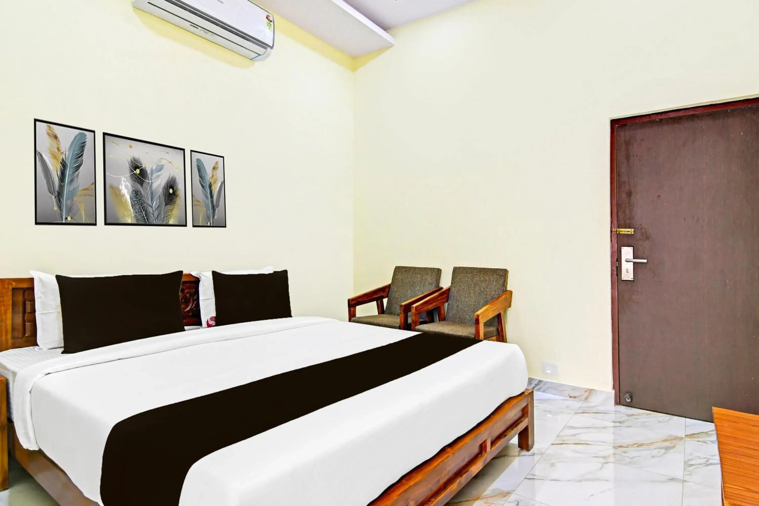 Bedroom, Bed in Super Townhouse Dwarakanagar Near Gurudwara Bedroom, Bed in Super Townhouse Dwarakanagar Near Gurudwara