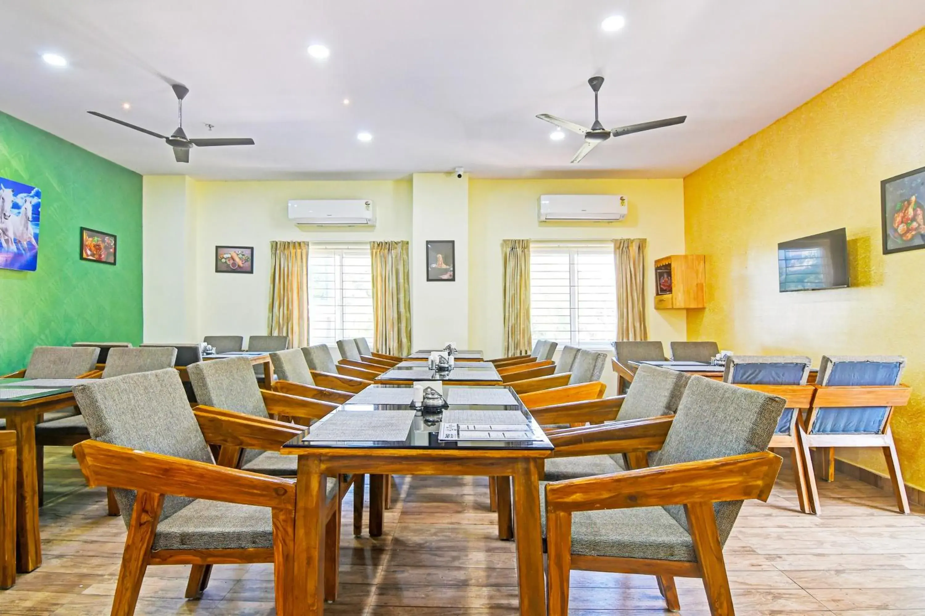 Restaurant/places to eat in Super Townhouse Dwarakanagar Near Gurudwara Restaurant/places to eat in Super Townhouse Dwarakanagar Near Gurudwara