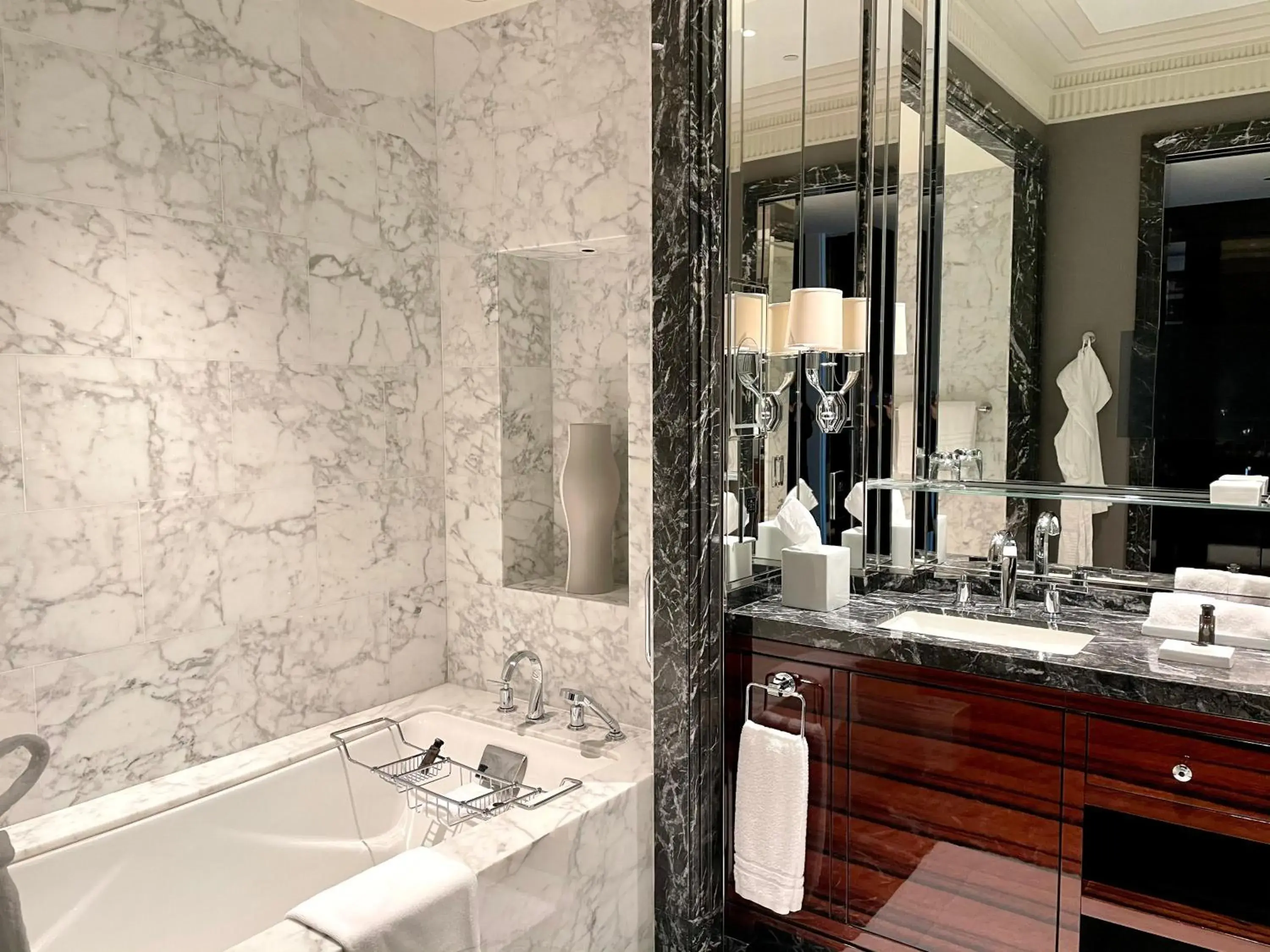 Deluxe Room Twin Beds in Four Seasons Hotel Bahrain Bay Deluxe Room Twin Beds in Four Seasons Hotel Bahrain Bay