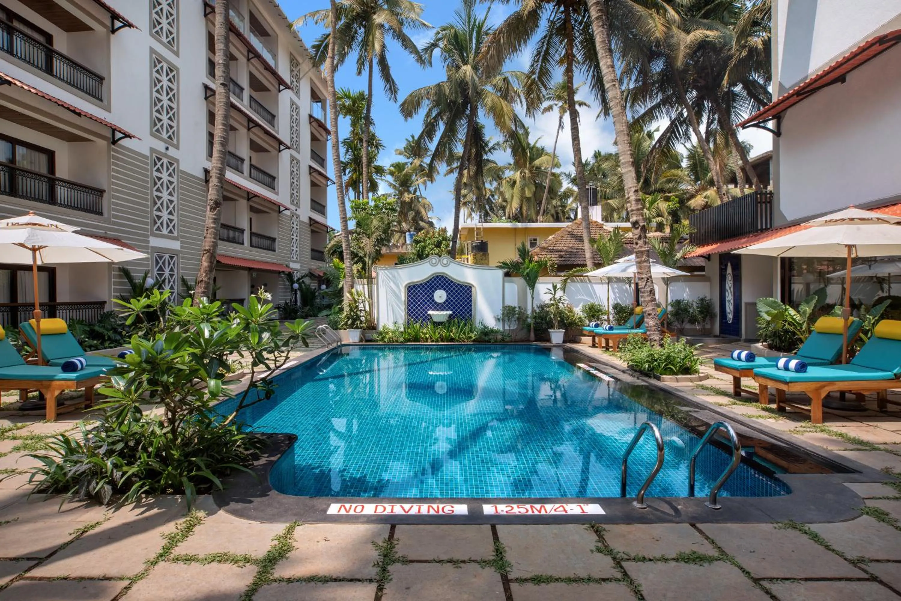 Swimming pool in Radisson Goa Candolim