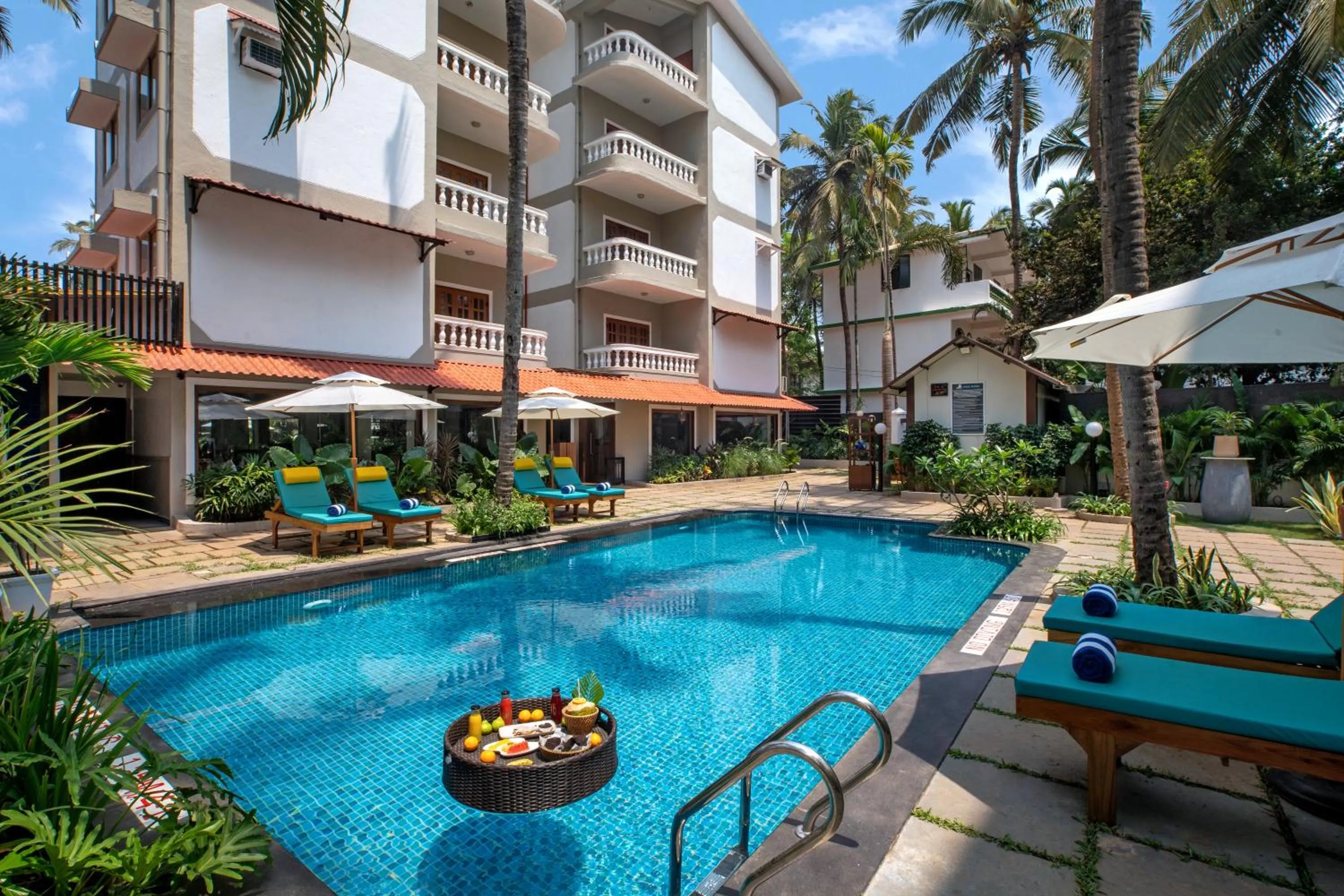 Swimming pool in Radisson Goa Candolim