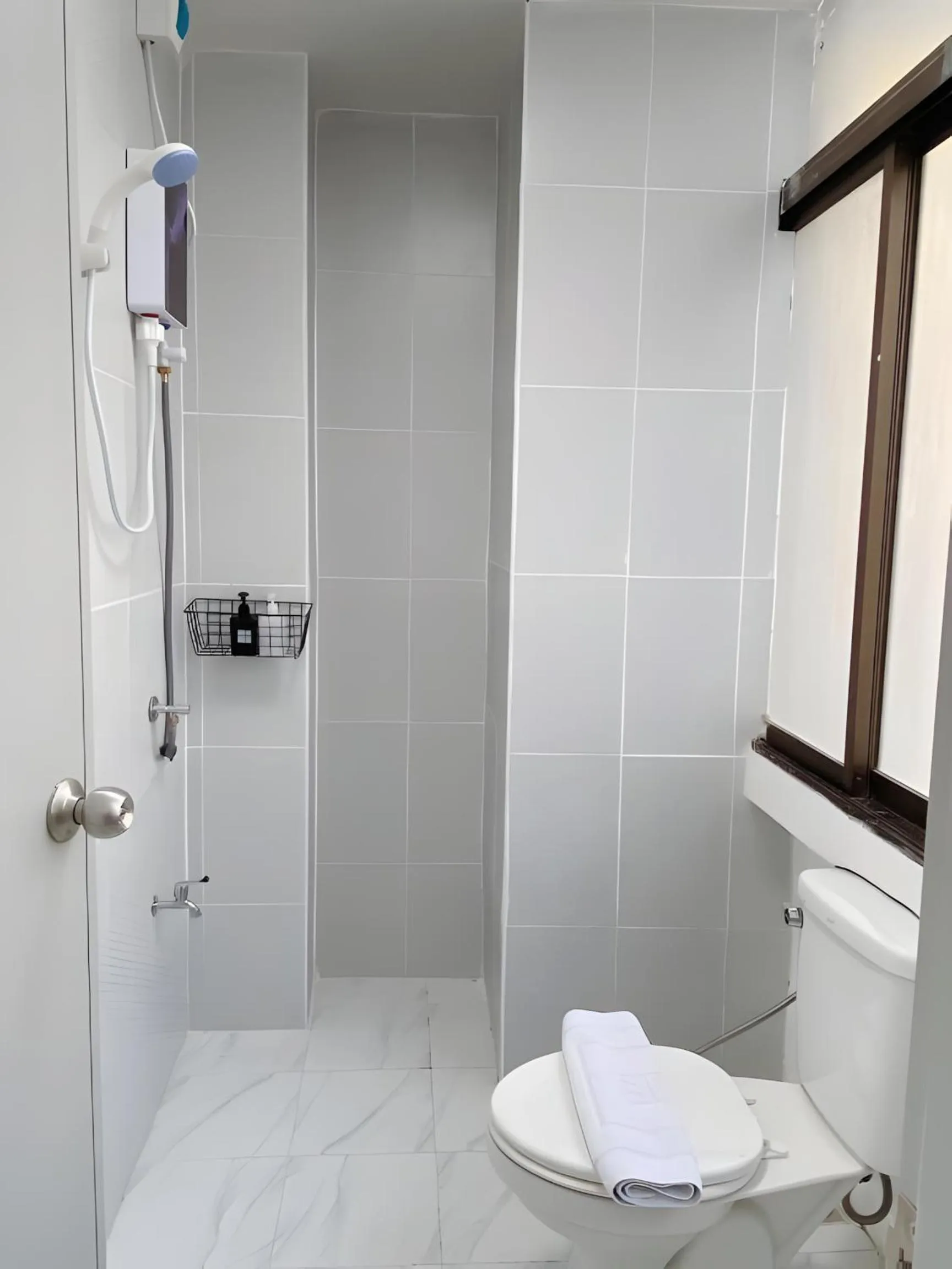 Shower in XX GO INN MRT Hua Lamphong China Town