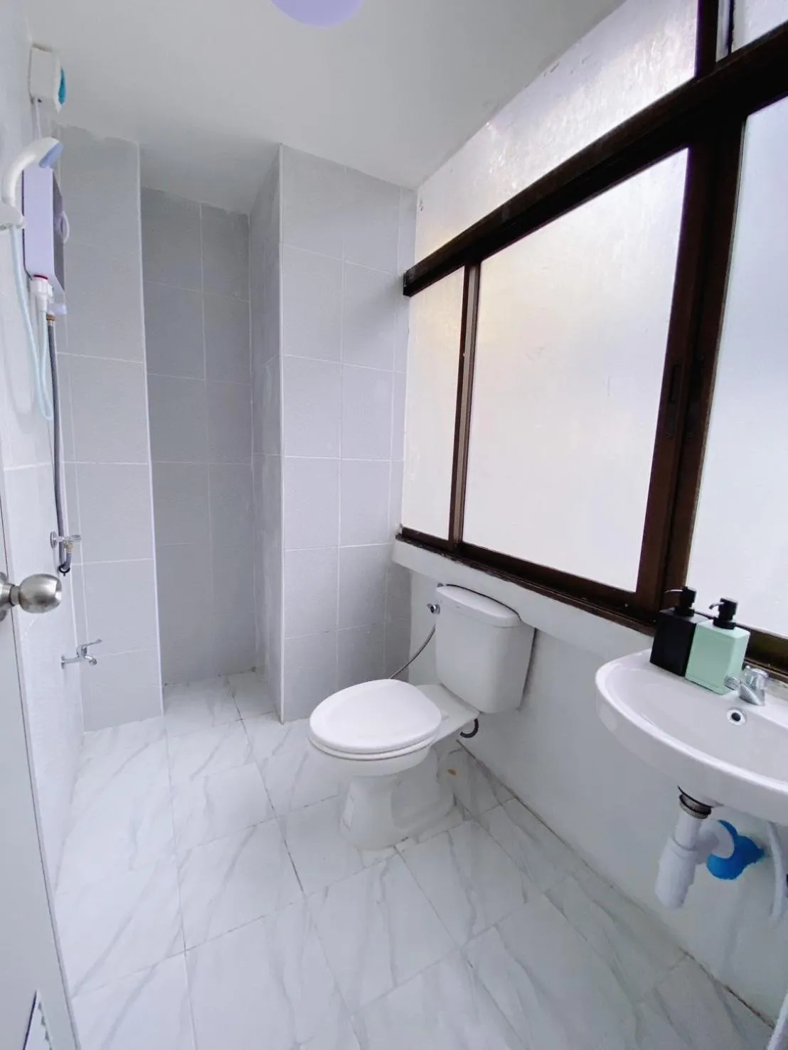 Bathroom in XX GO INN MRT Hua Lamphong China Town