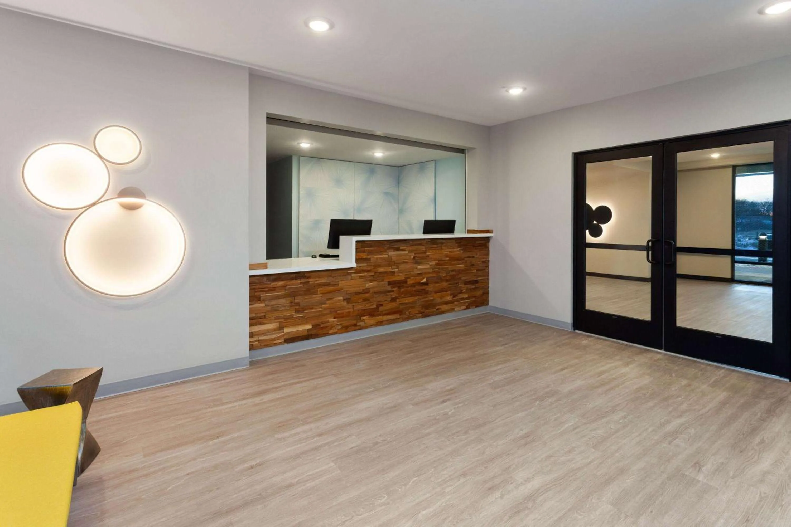 Lobby or reception in ECHO Suites Extended Stay by Wyndham Madison