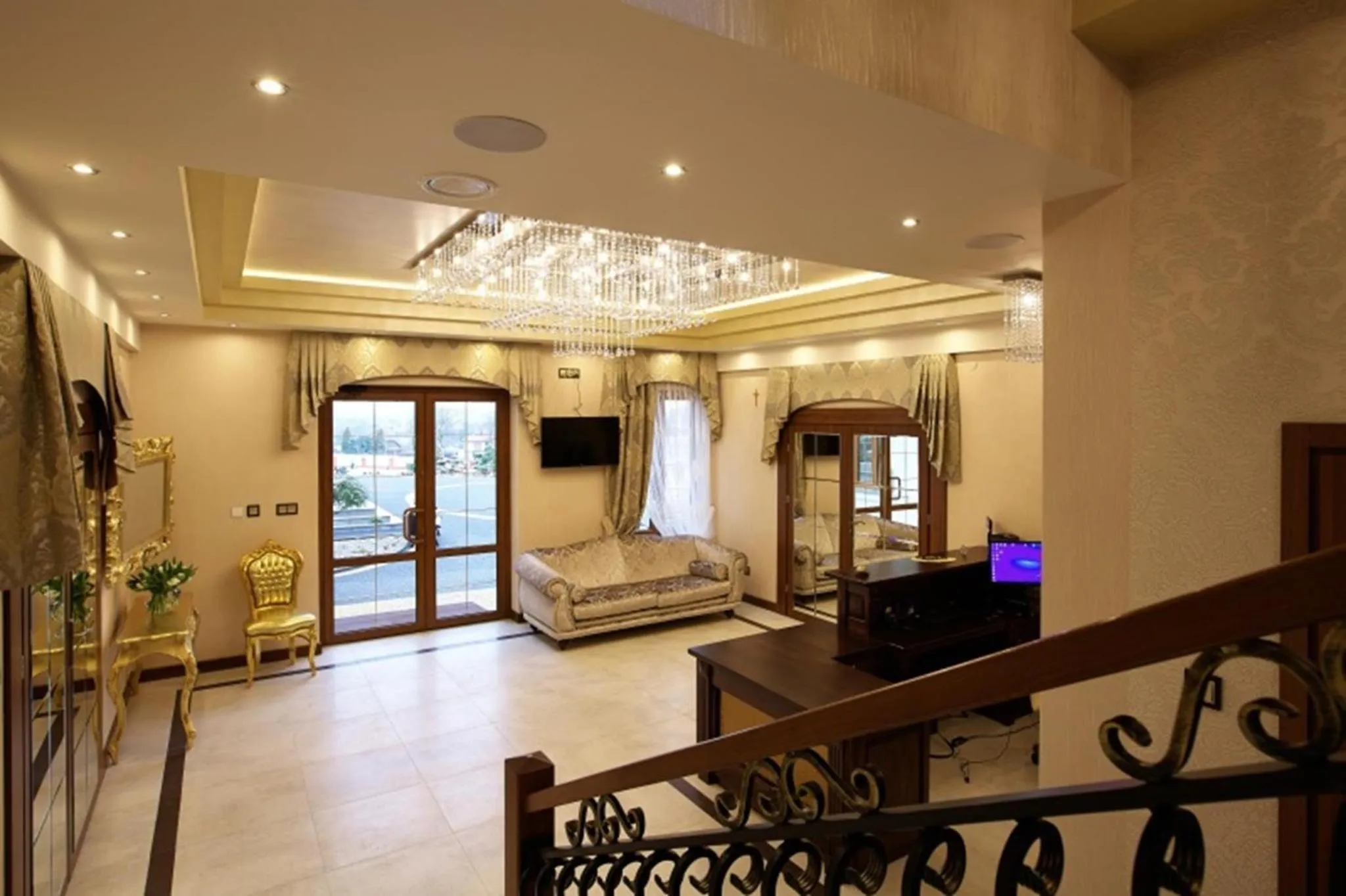 Lobby or reception in Hotel Restauracja VILLA BOLESTRASZYCE- PRZEMYŚL