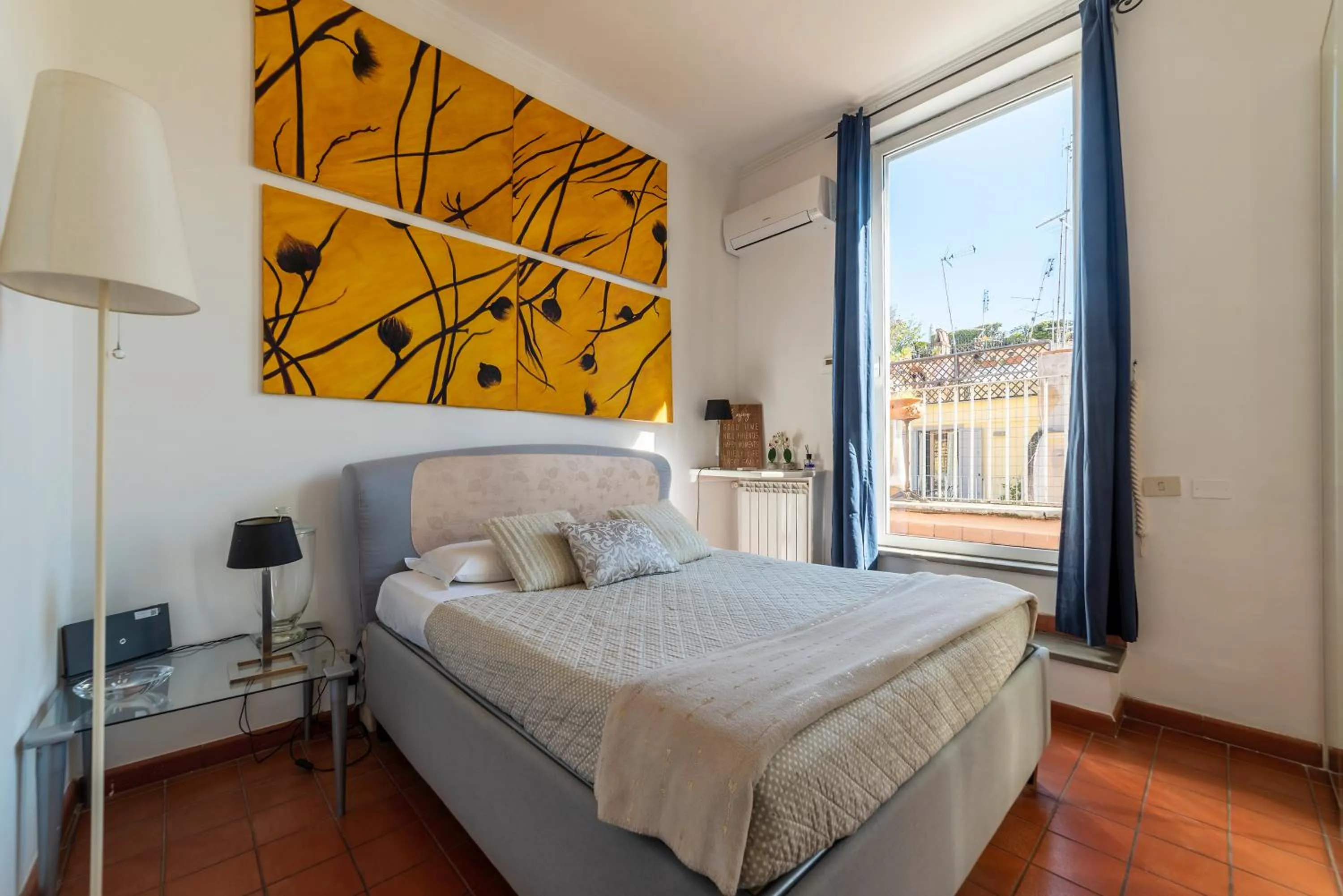 Bedroom in Spanish Steps Corner