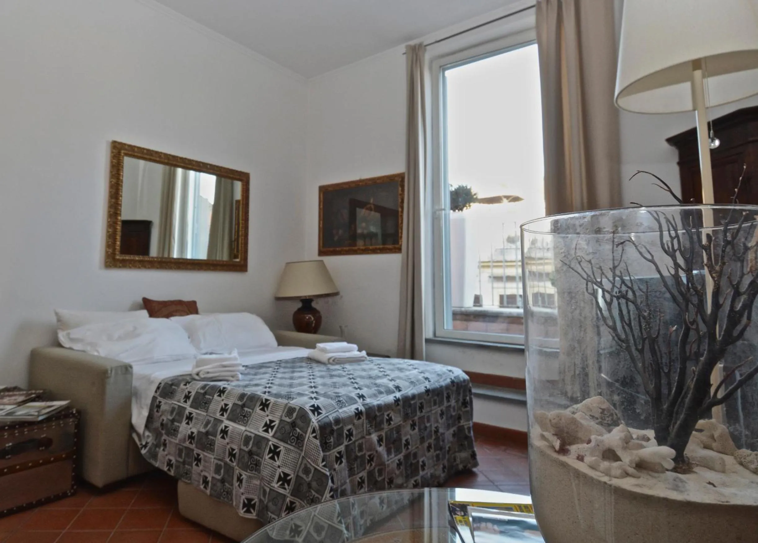 Bed in Spanish Steps Corner