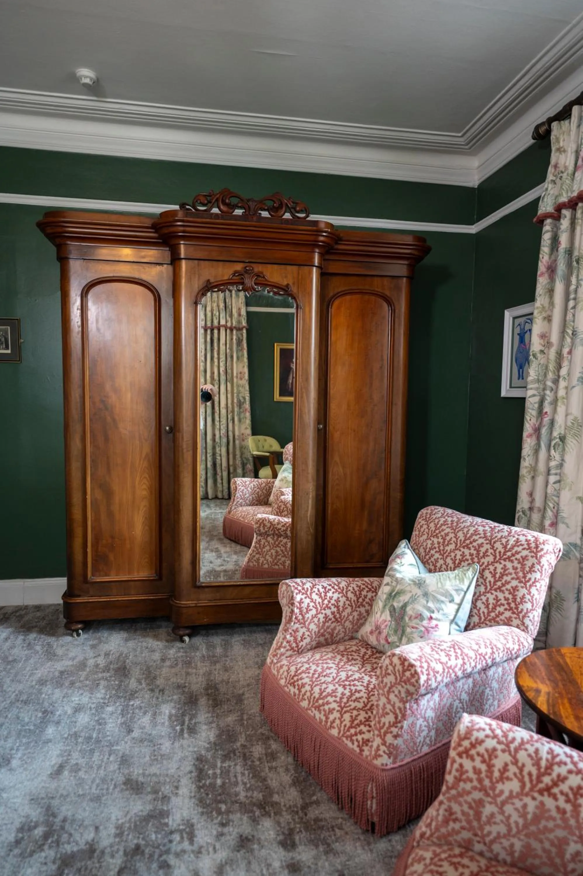 Seating area, Bed in The Harbourview Hotel