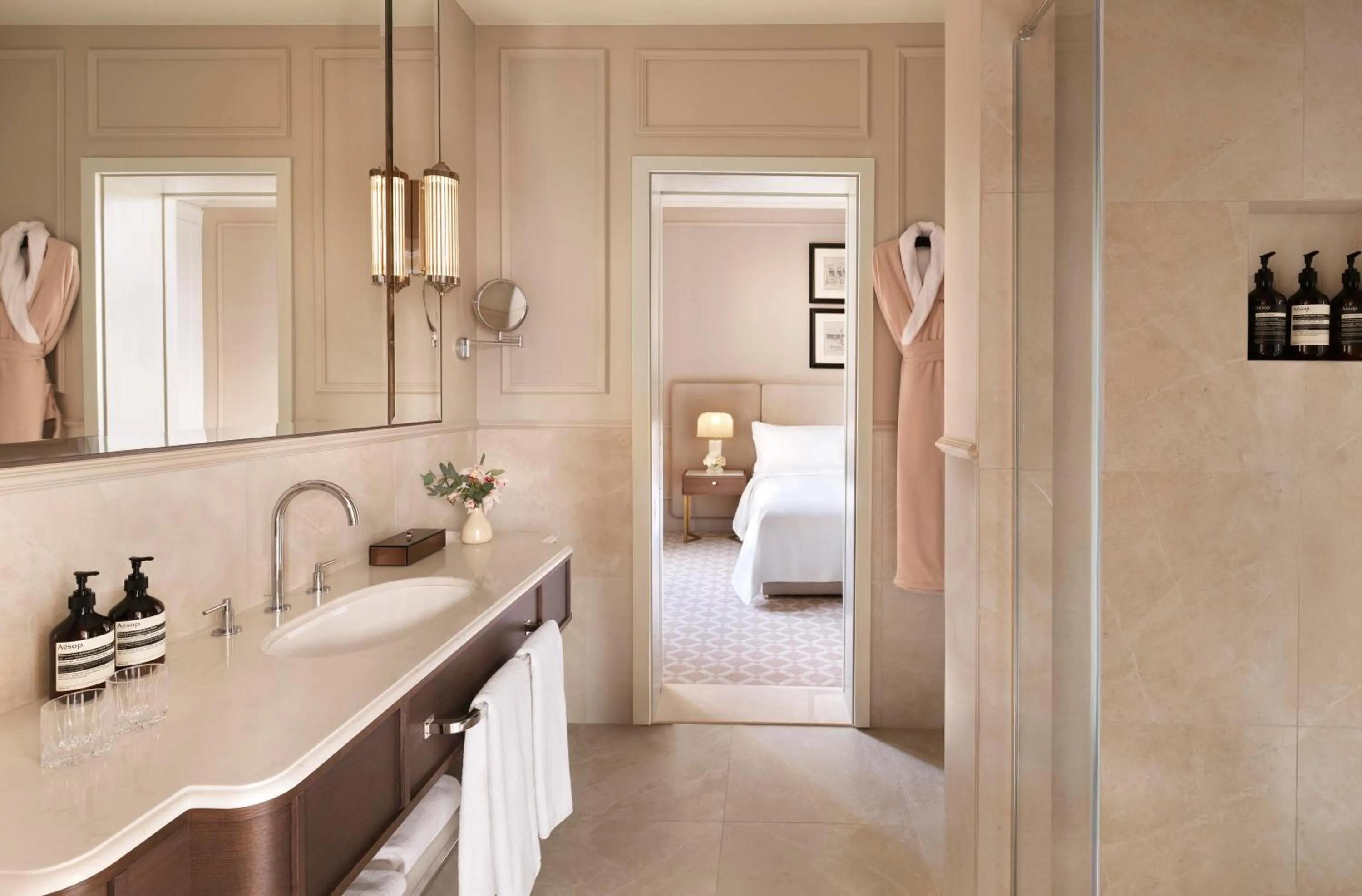 Bathroom, Bed in The Bristol Belgrade