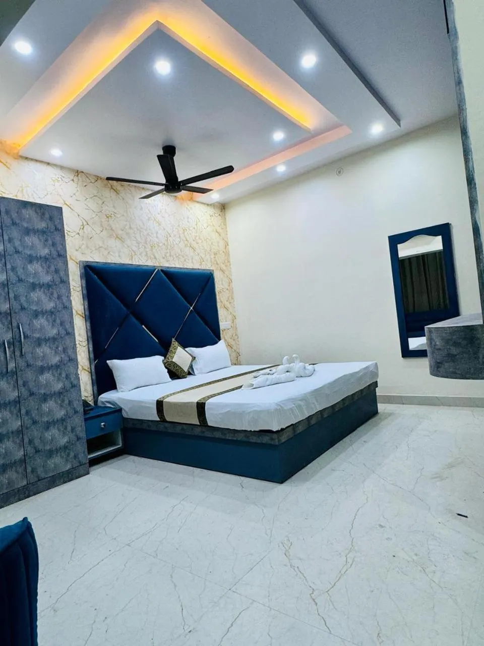 Bedroom, Bed in KashVi Hotels