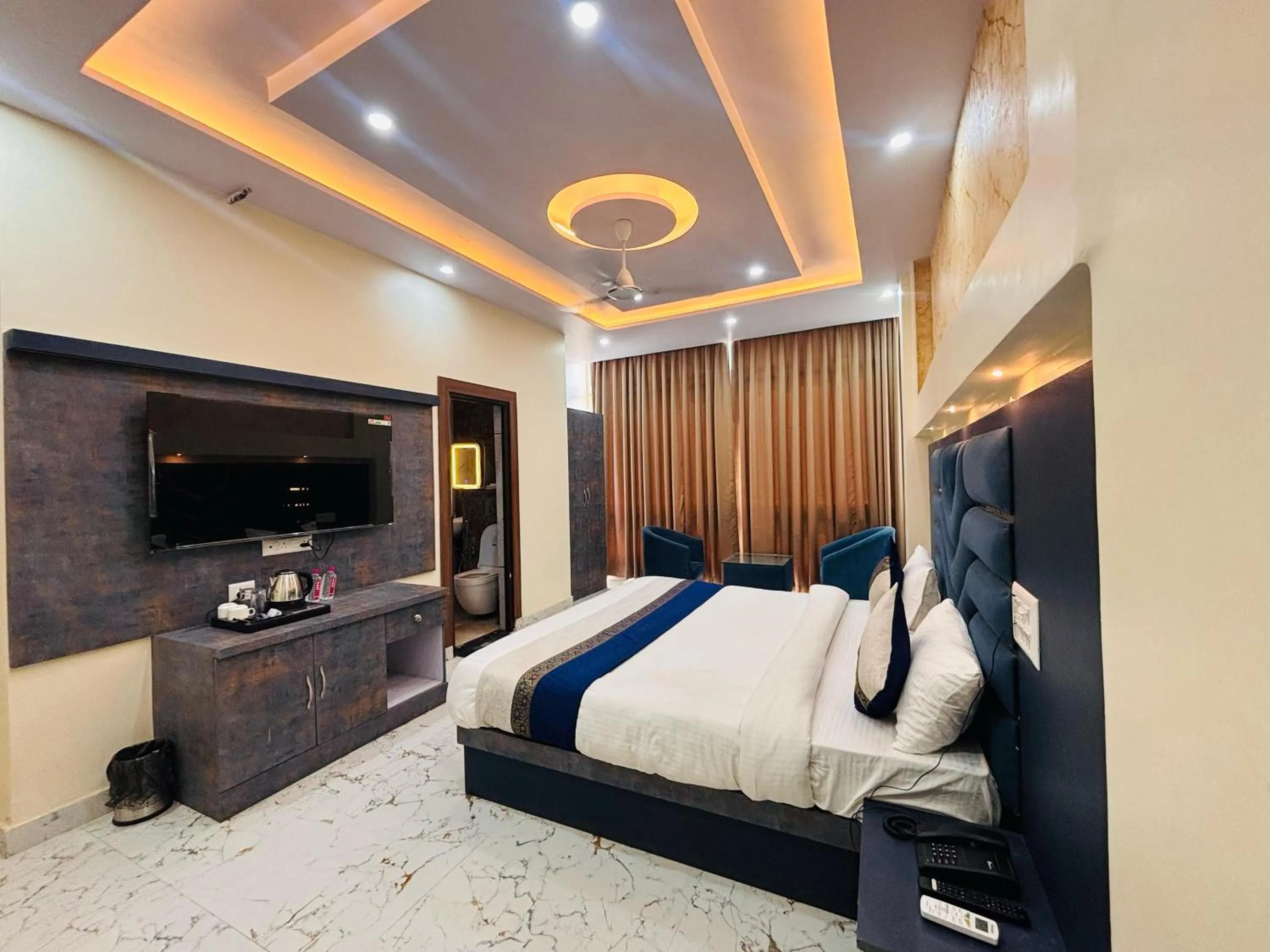 Bedroom, Bed in KashVi Hotels