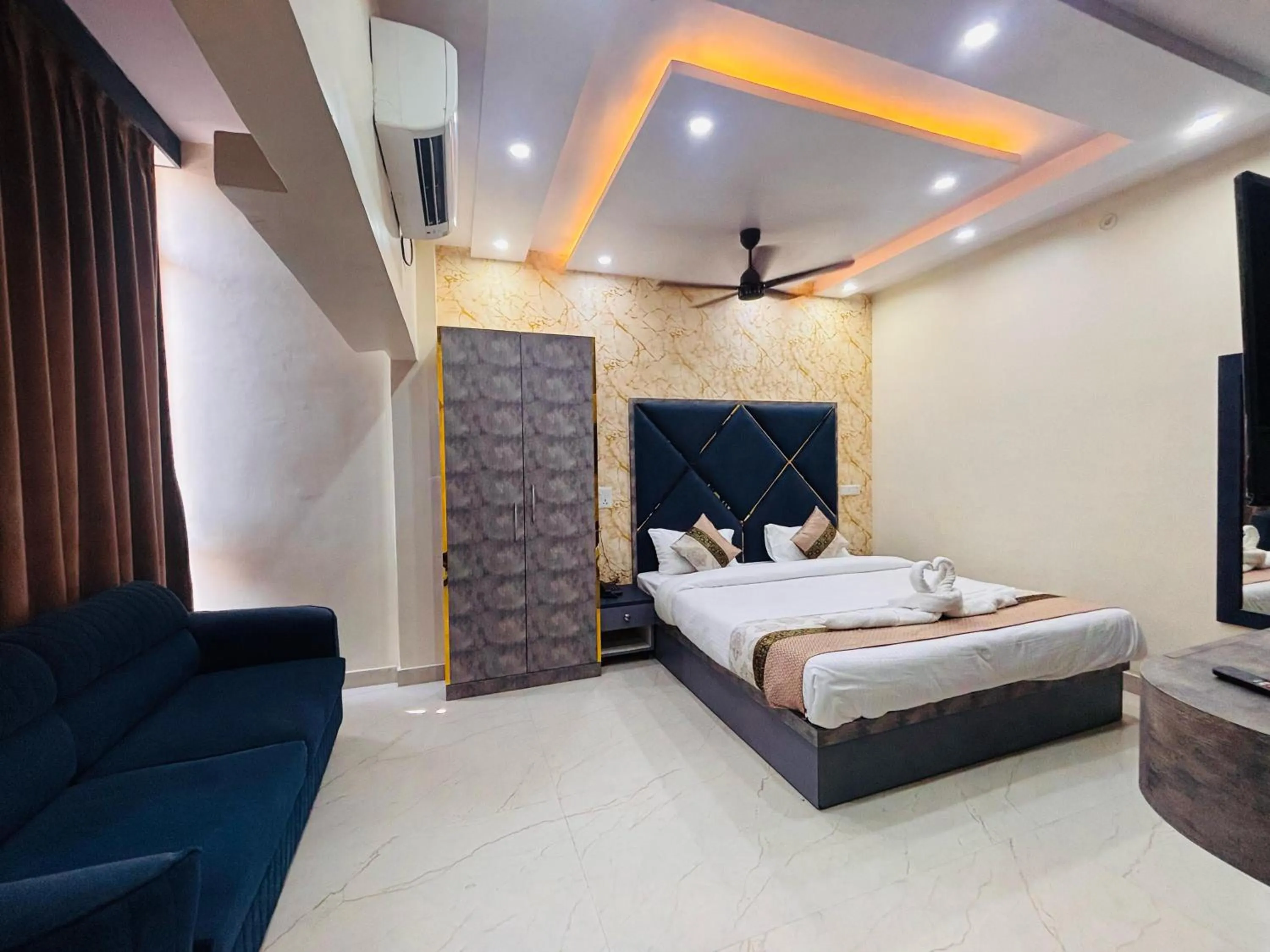 Bedroom, Bed in KashVi Hotels
