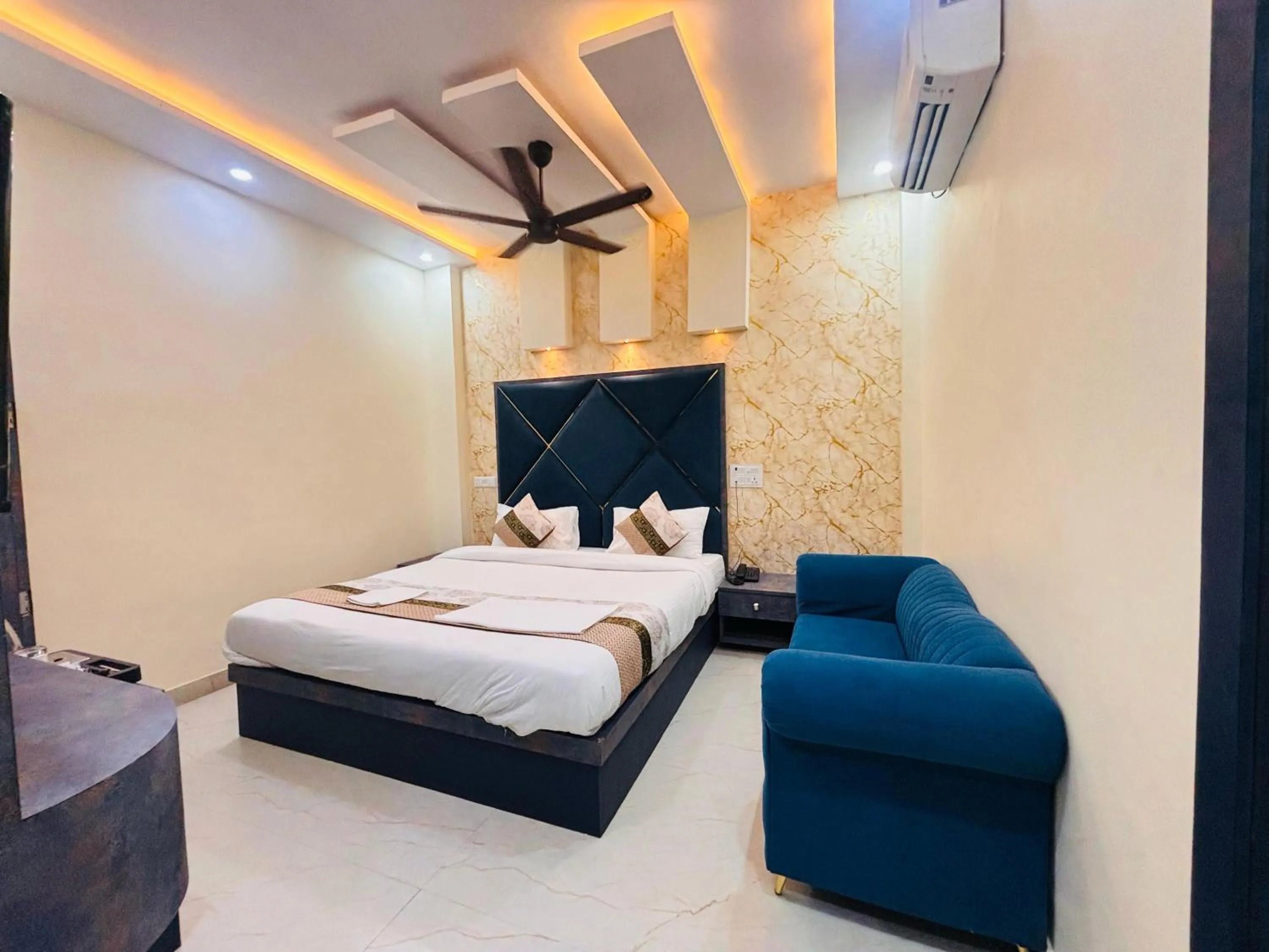 Bed in KashVi Hotels