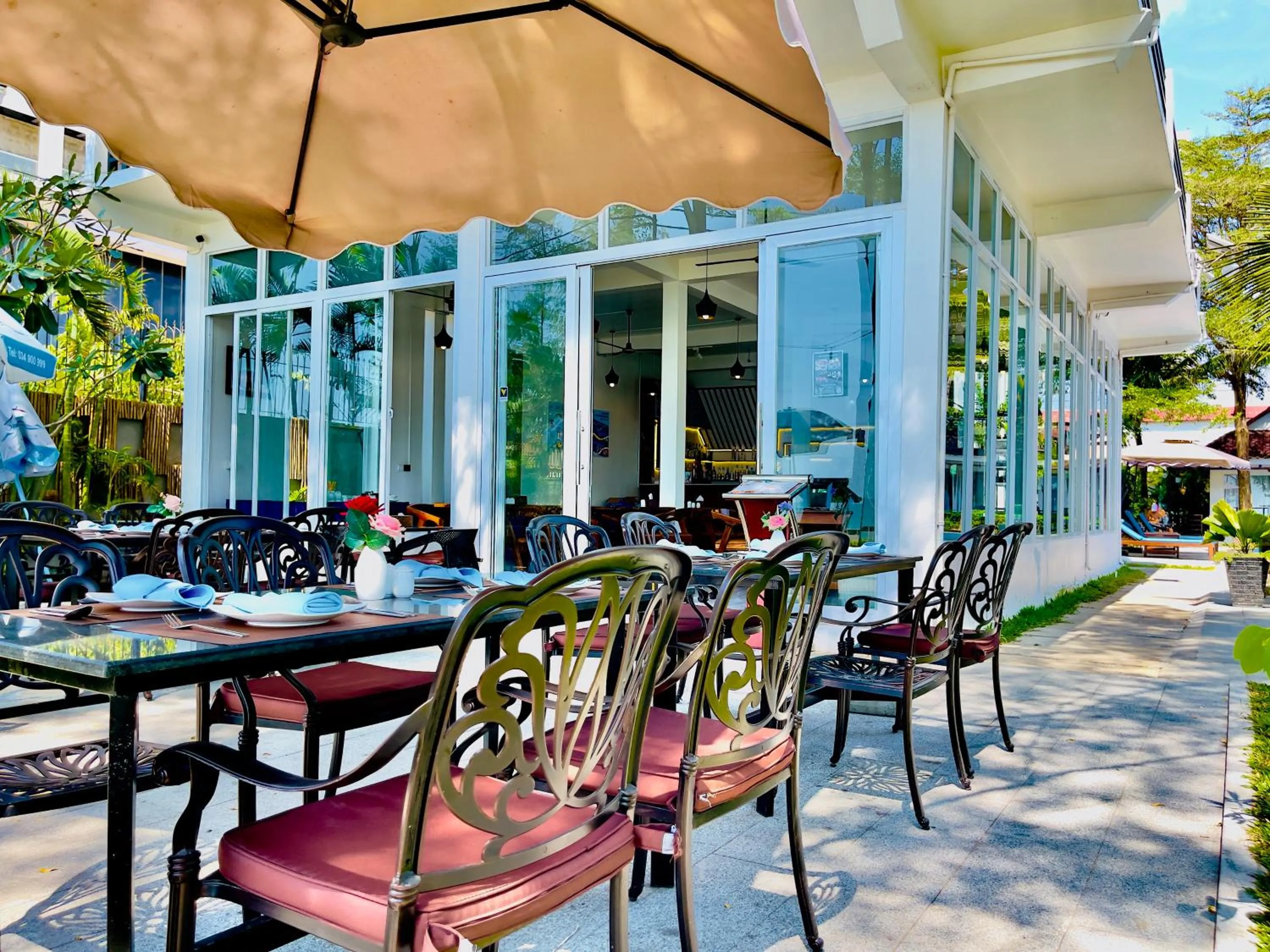 Restaurant/places to eat in Sea Breeze Resort