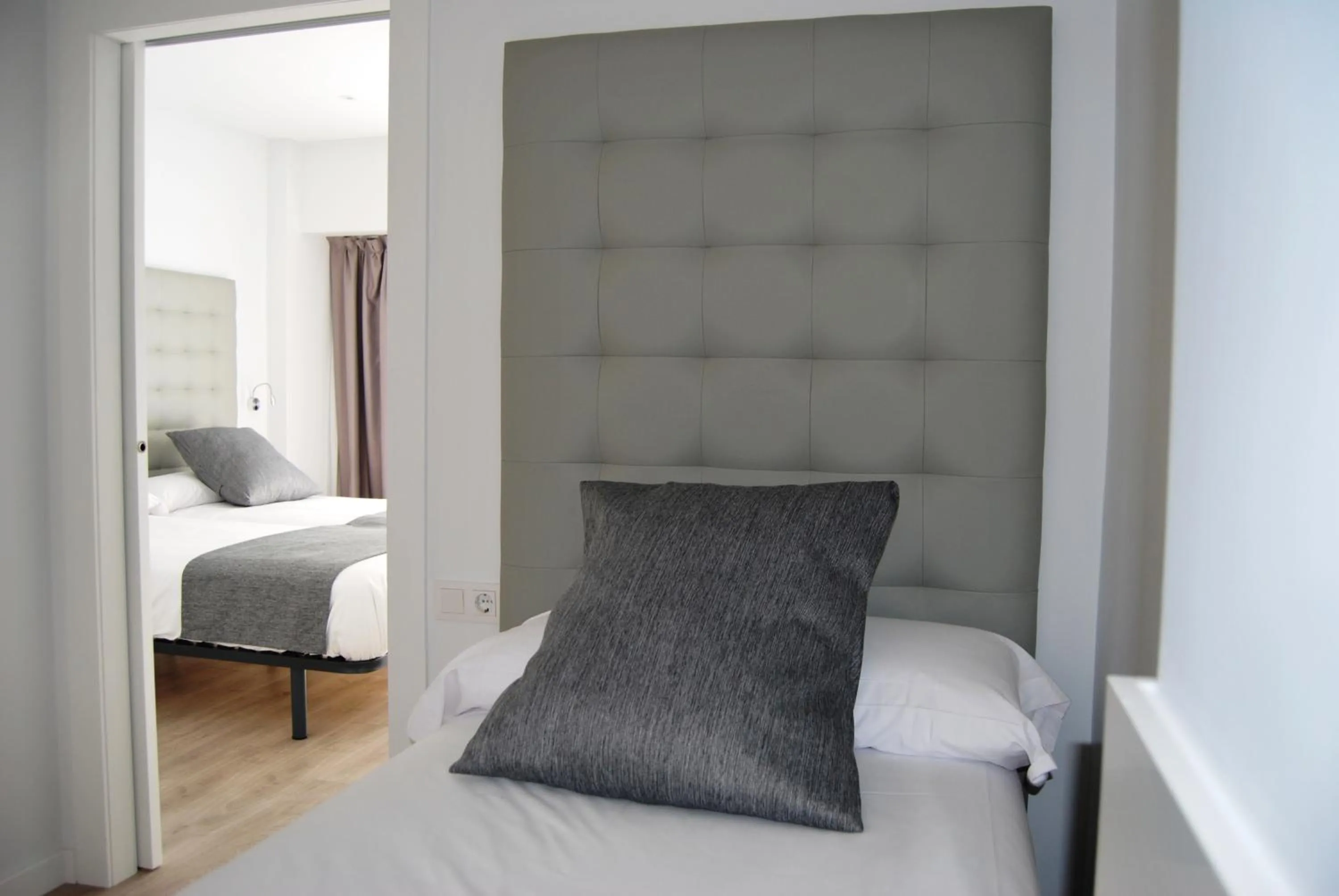 Photo of the whole room, Bed in Estudiotel Alicante