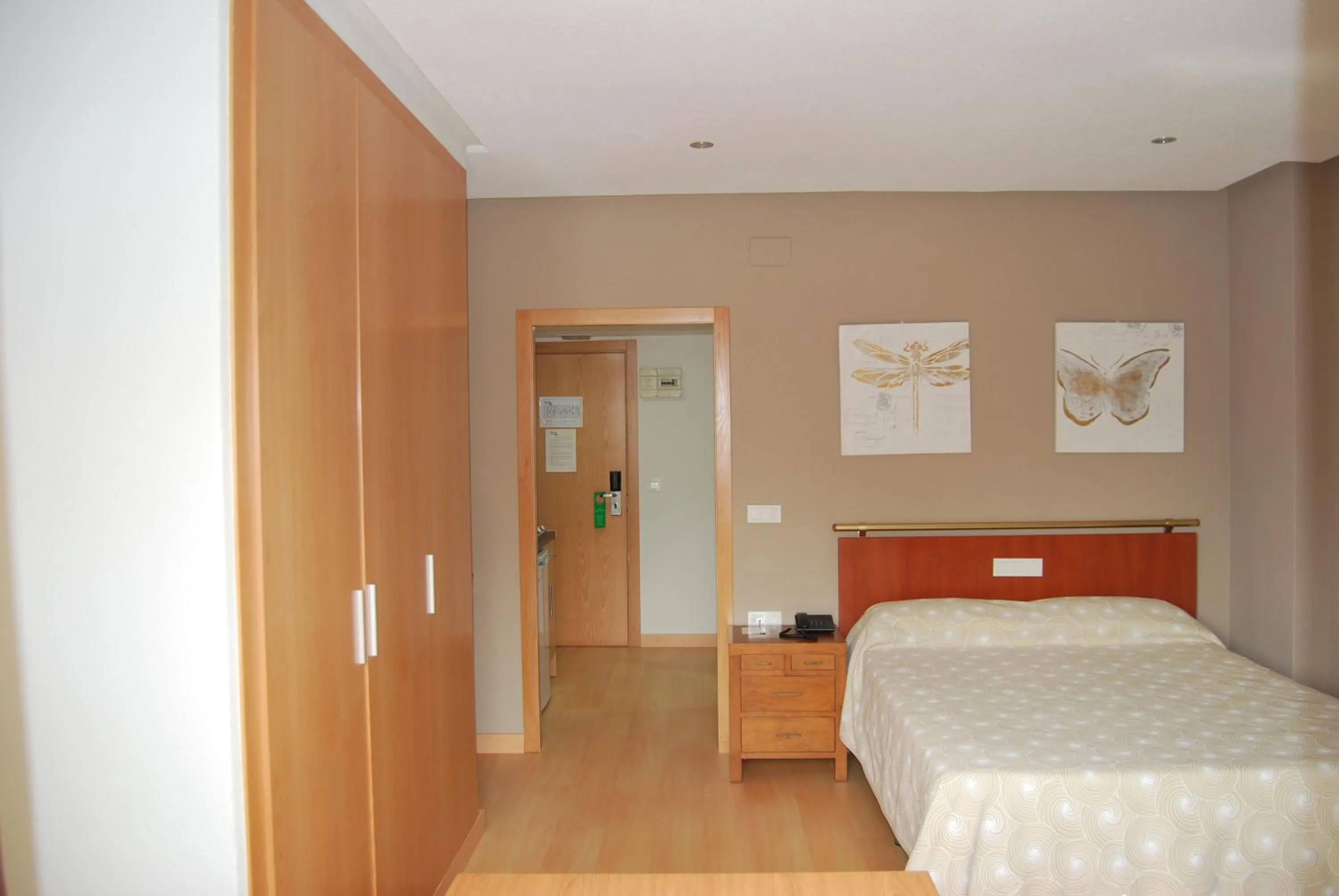 Photo of the whole room, Bed in Estudiotel Alicante