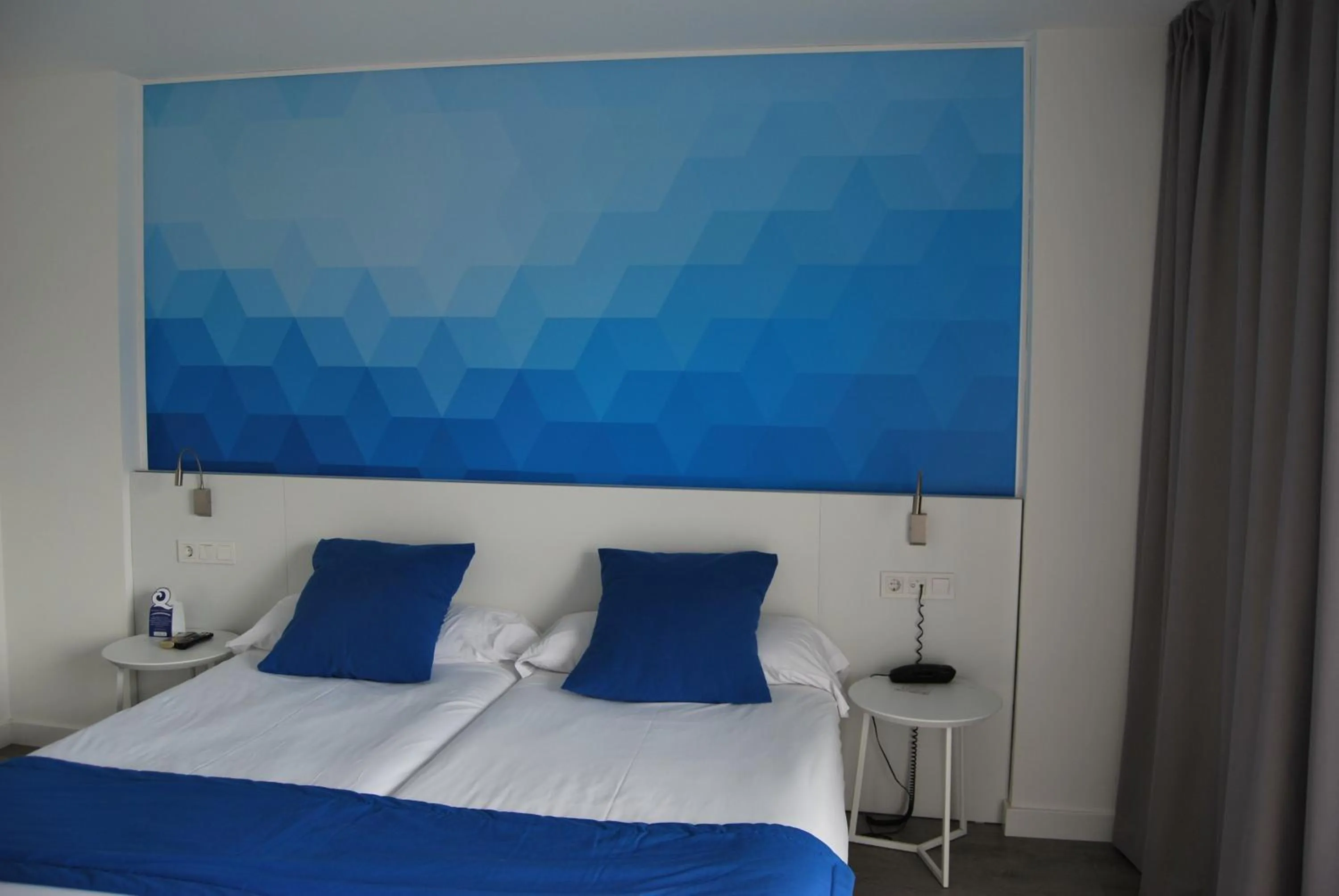 Photo of the whole room, Bed in Estudiotel Alicante
