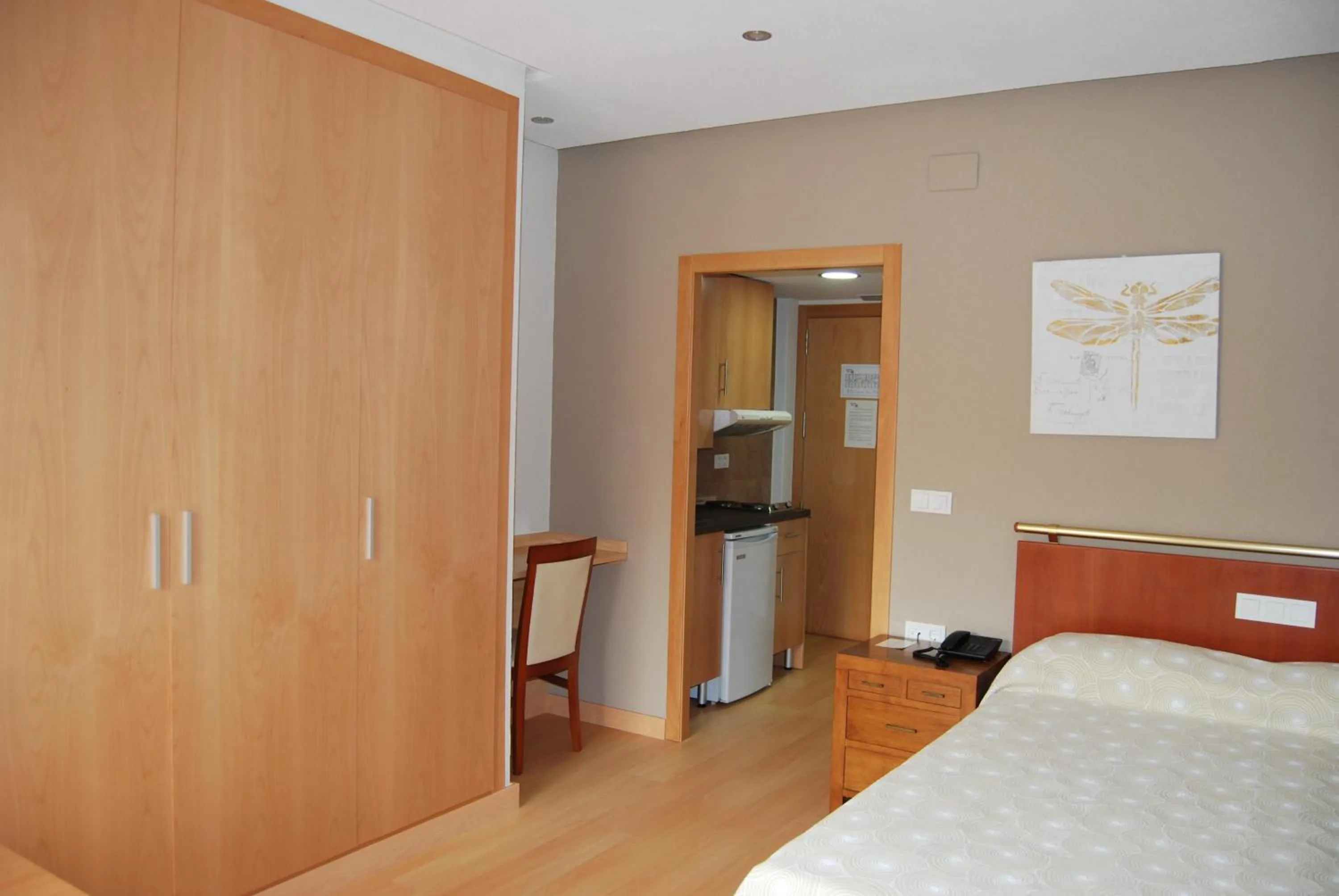 Photo of the whole room, Bed in Estudiotel Alicante