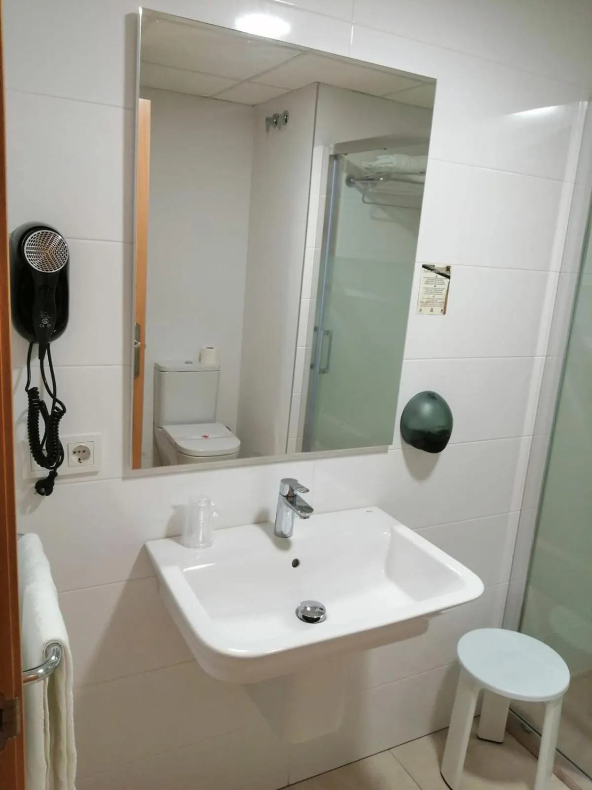 Shower in Estudiotel Alicante