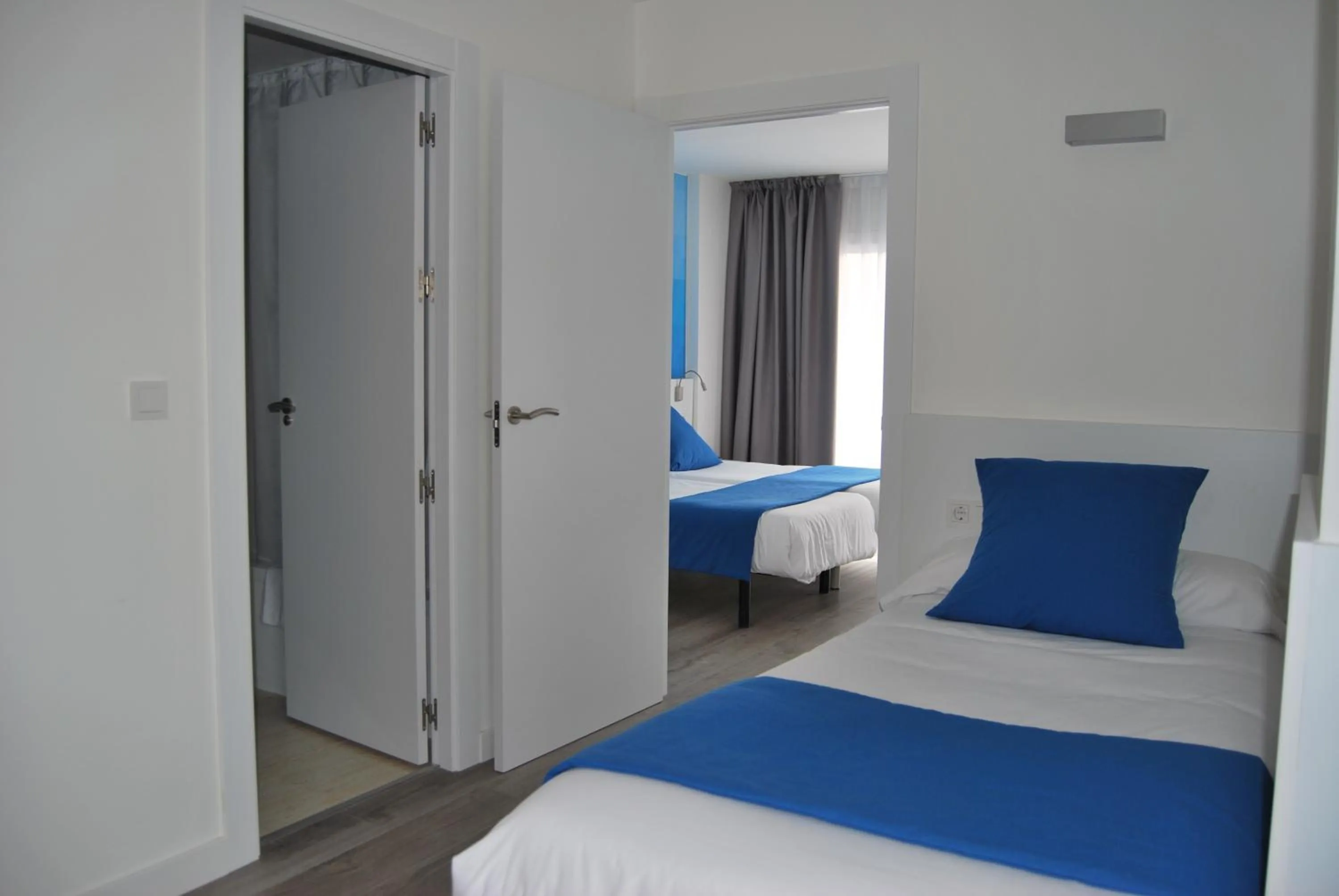 Photo of the whole room, Bed in Estudiotel Alicante