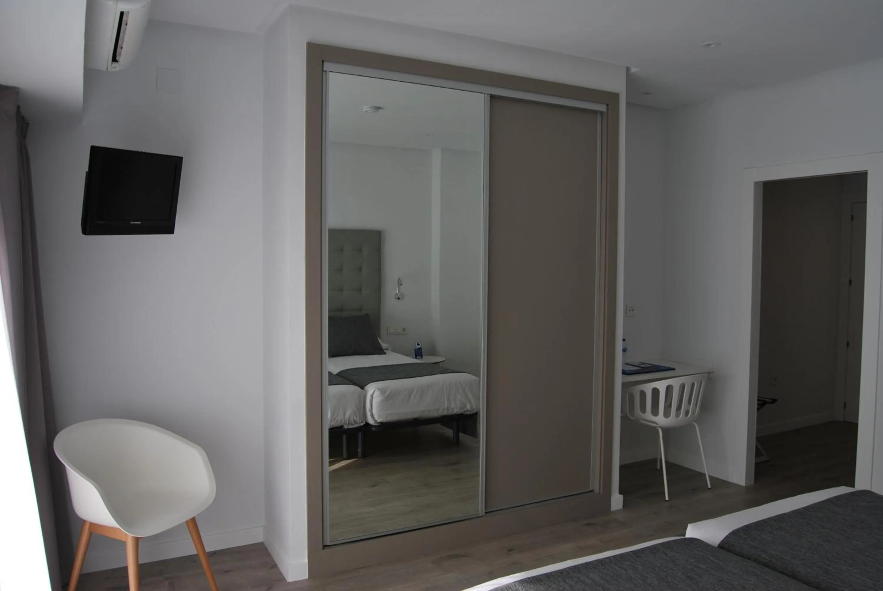 Photo of the whole room, Bed in Estudiotel Alicante