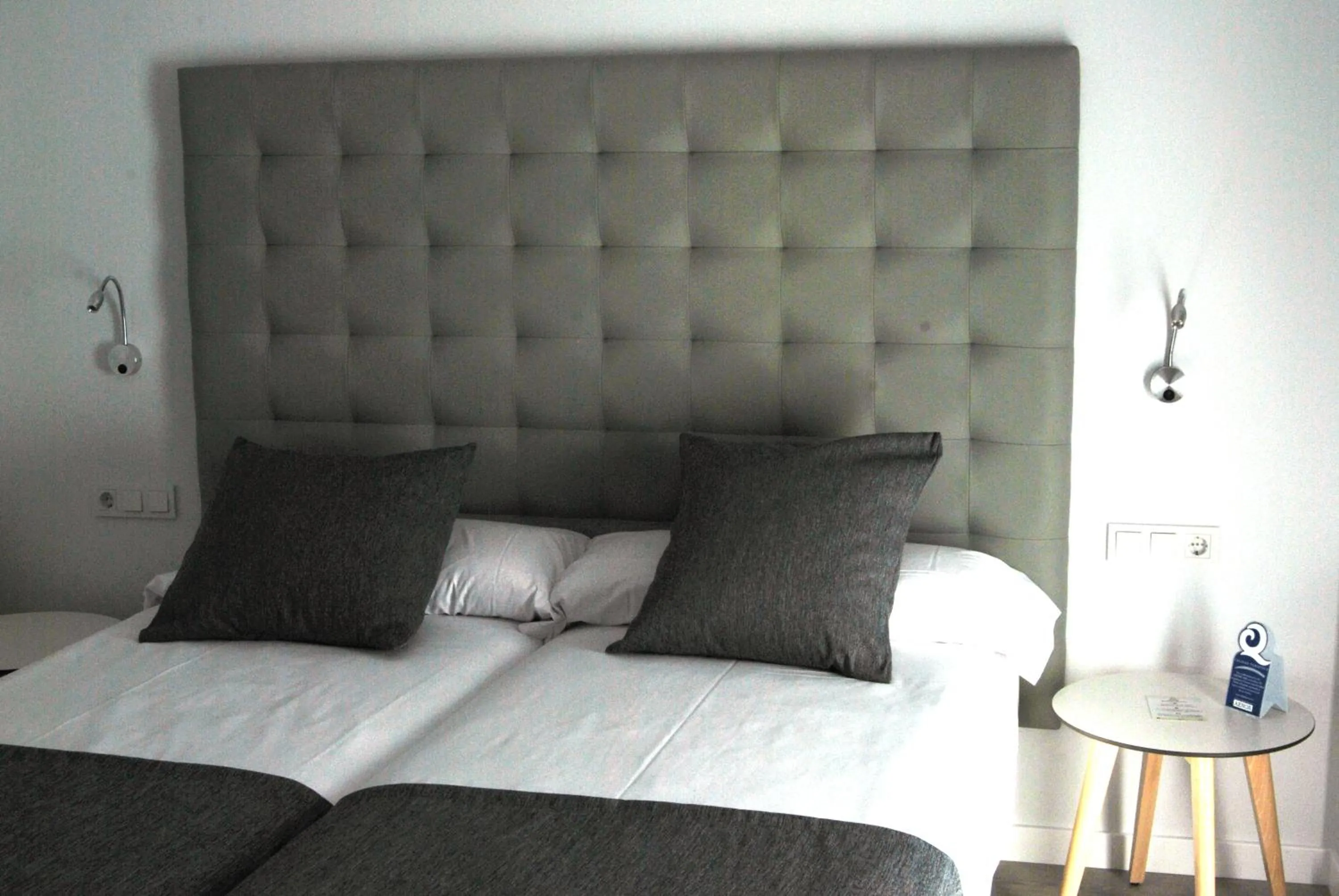 Photo of the whole room, Bed in Estudiotel Alicante