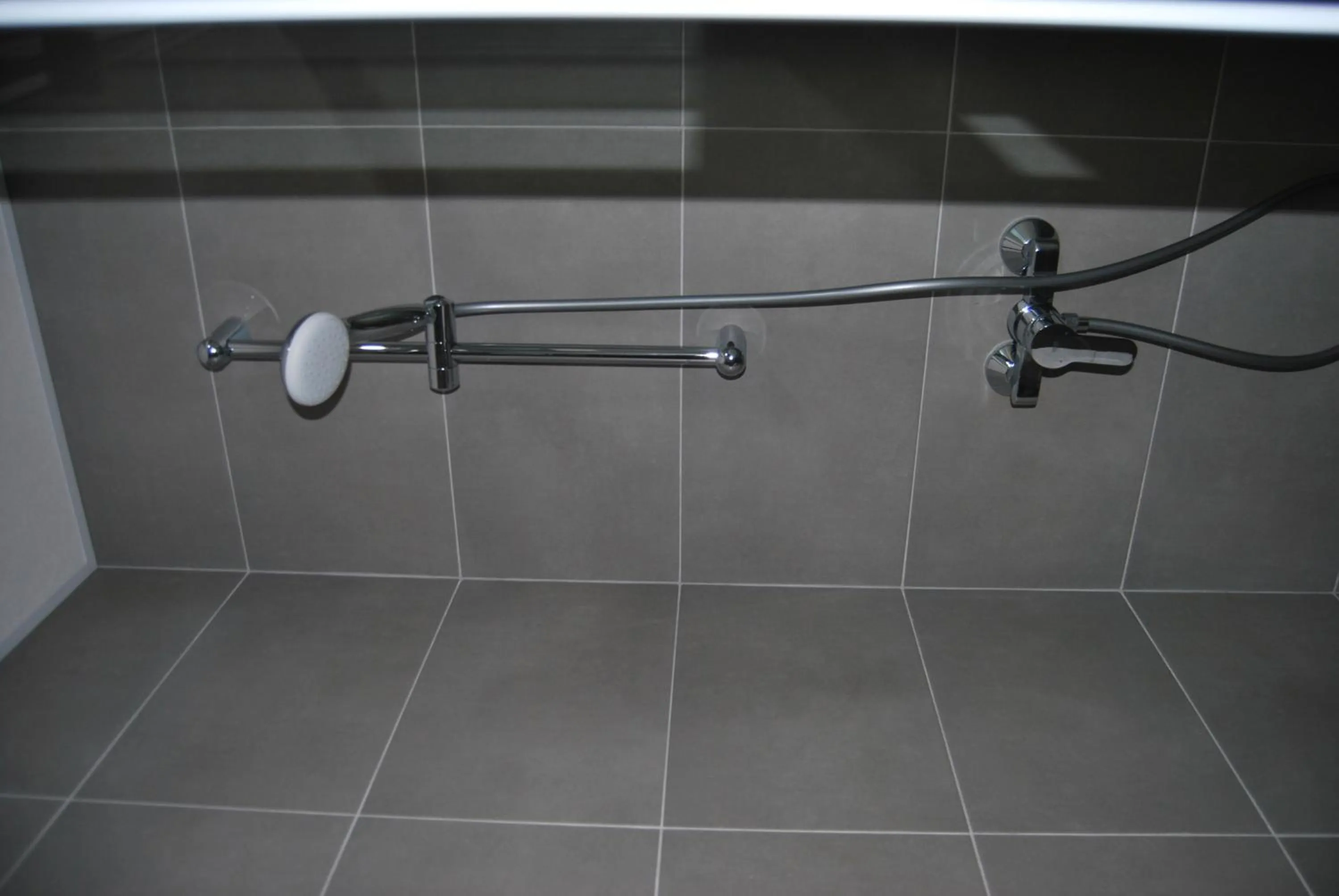 Shower in Estudiotel Alicante