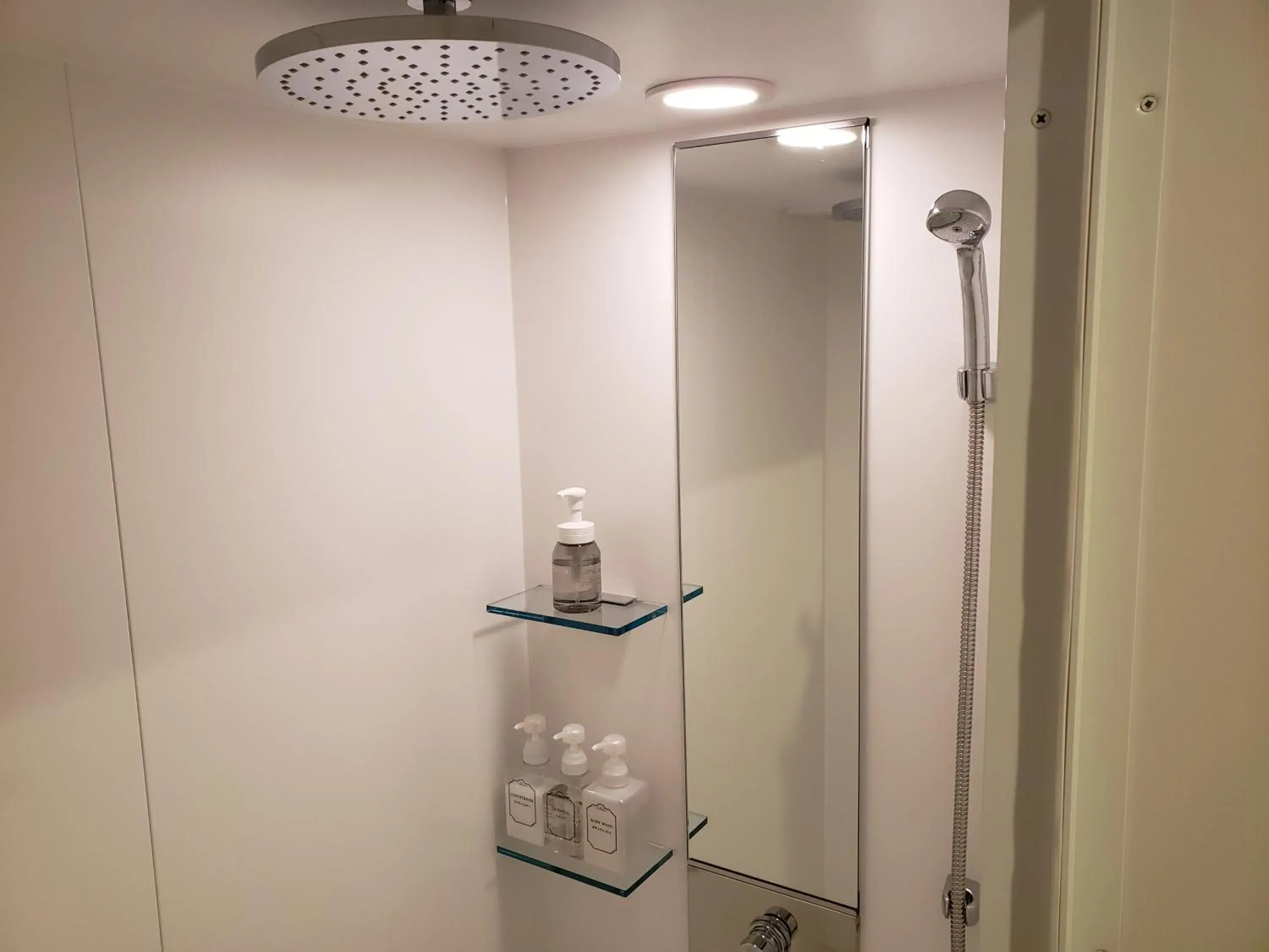 Shower in HOTEL CARNA A Shower in HOTEL CARNA A