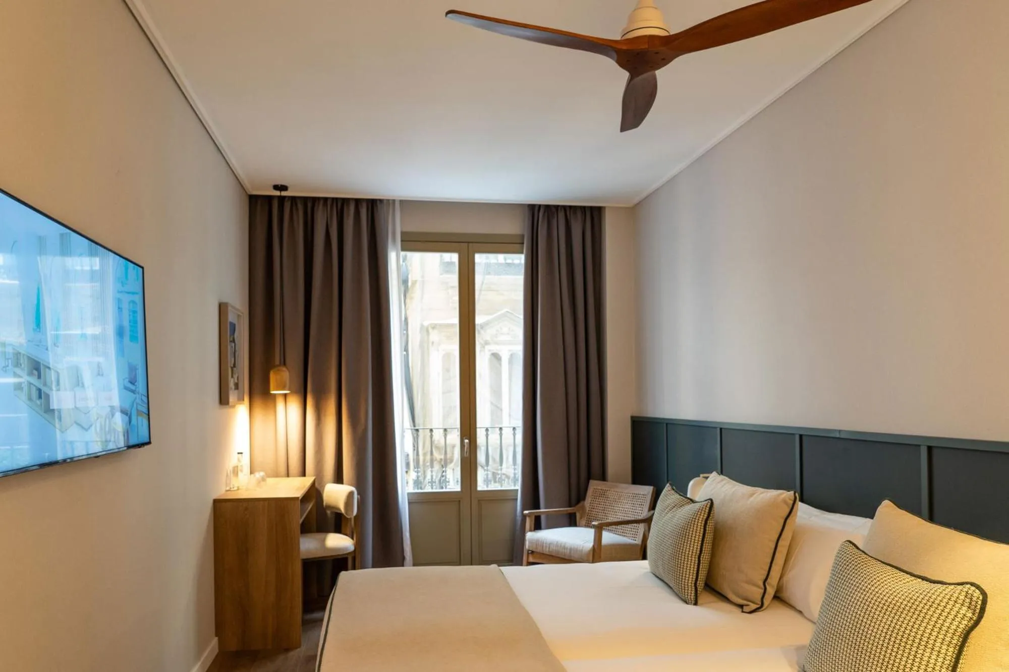 Deluxe Double or Twin Room with City View in Hotel Well and Come Málaga