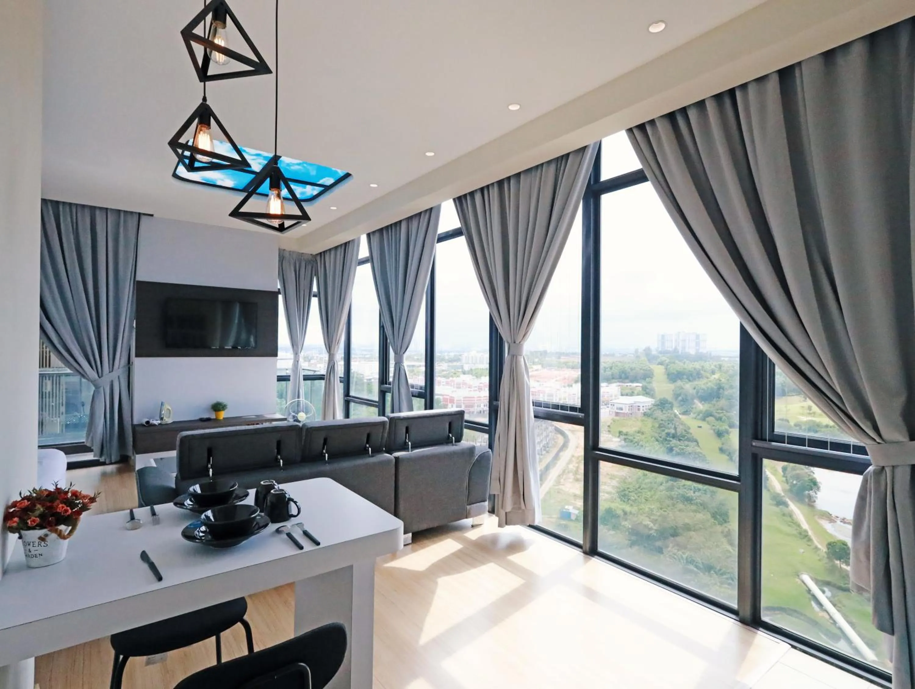 CUBE8TEEN#Austin Central #Walk to Little Paris