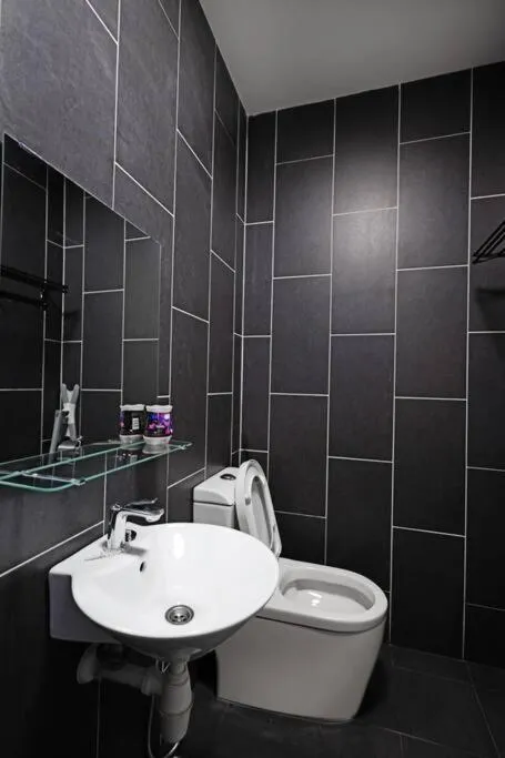 Bathroom in CUBE8TEEN#Austin Central #Walk to Little Paris