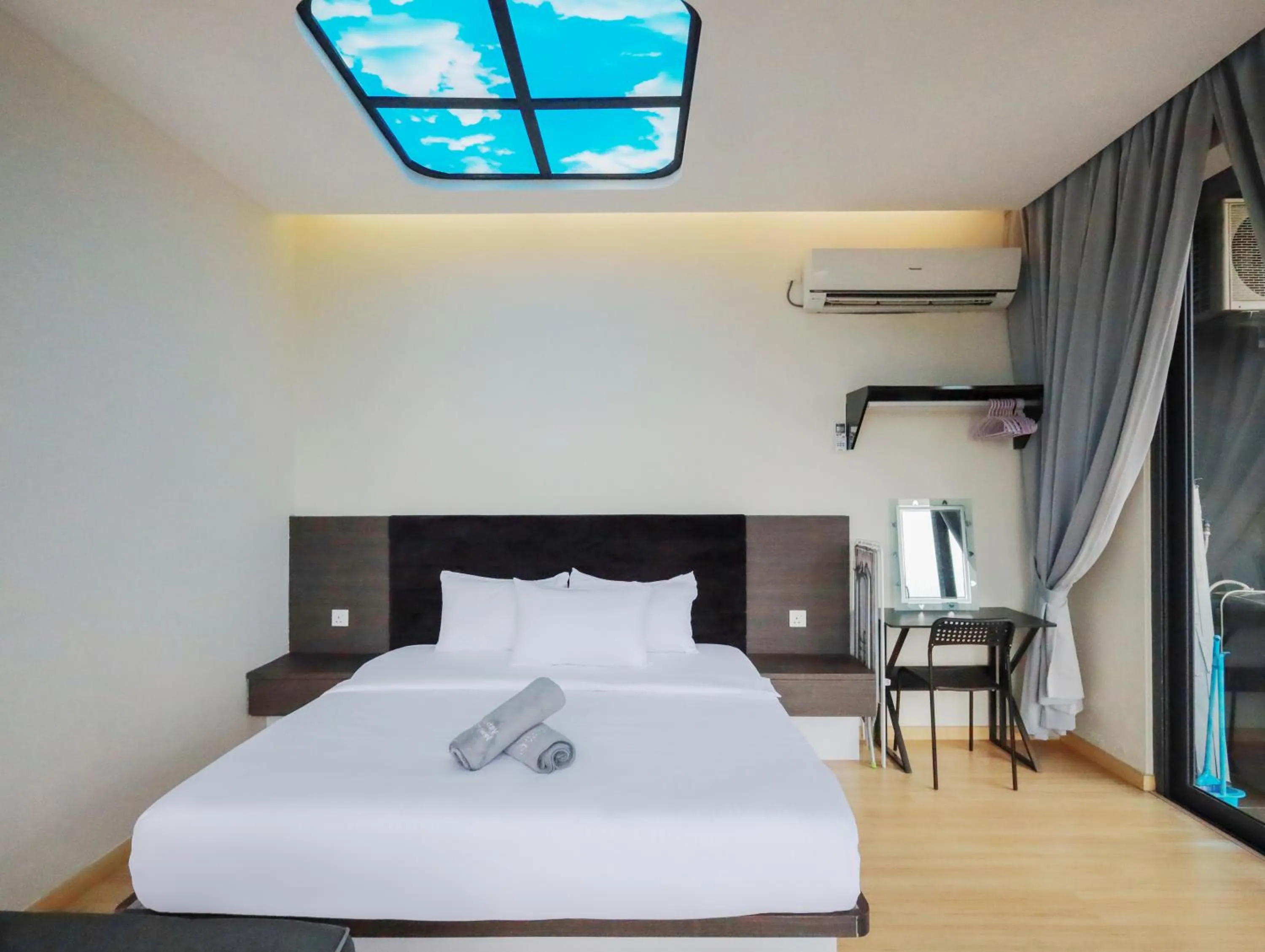 Bed in CUBE8TEEN#Austin Central #Walk to Little Paris