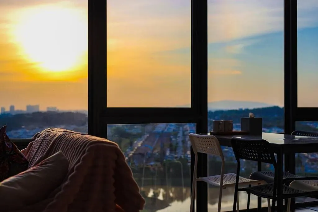 CUBE8TEEN#Austin Central #Walk to Little Paris