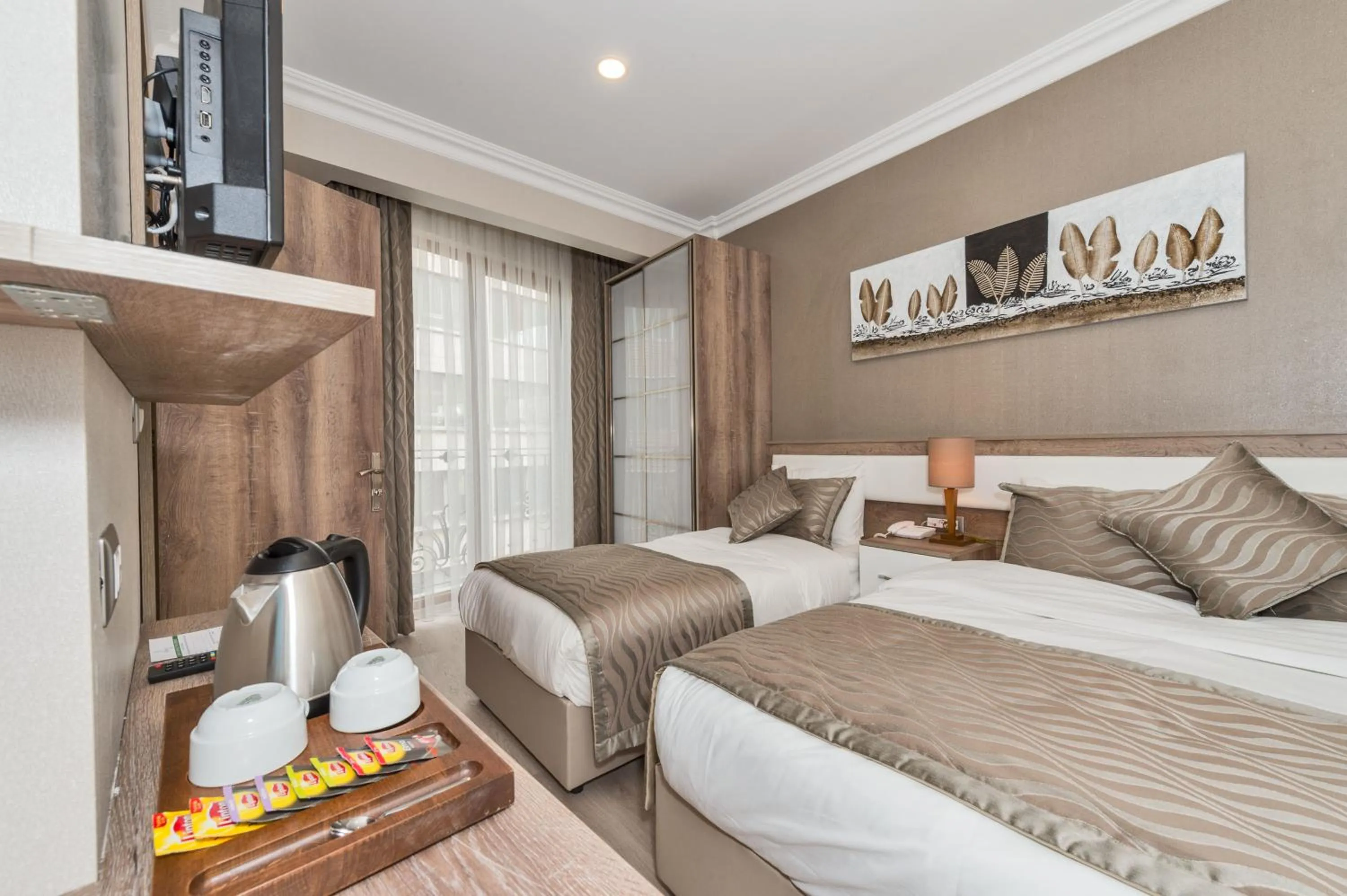 Coffee/tea facilities, Bed in Alphonse Hotel