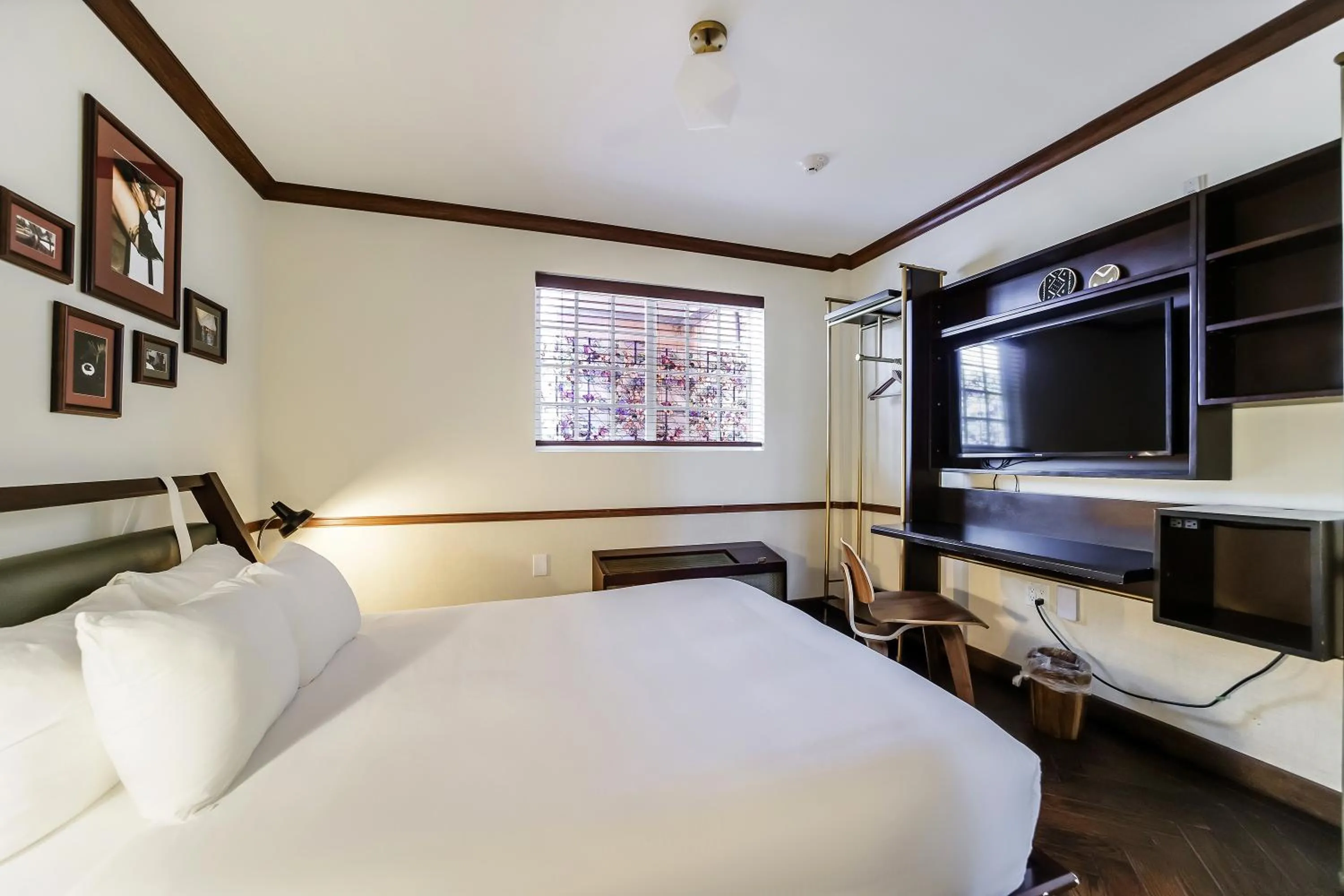 Communal lounge/ TV room, Bed in Jefferson Hotel