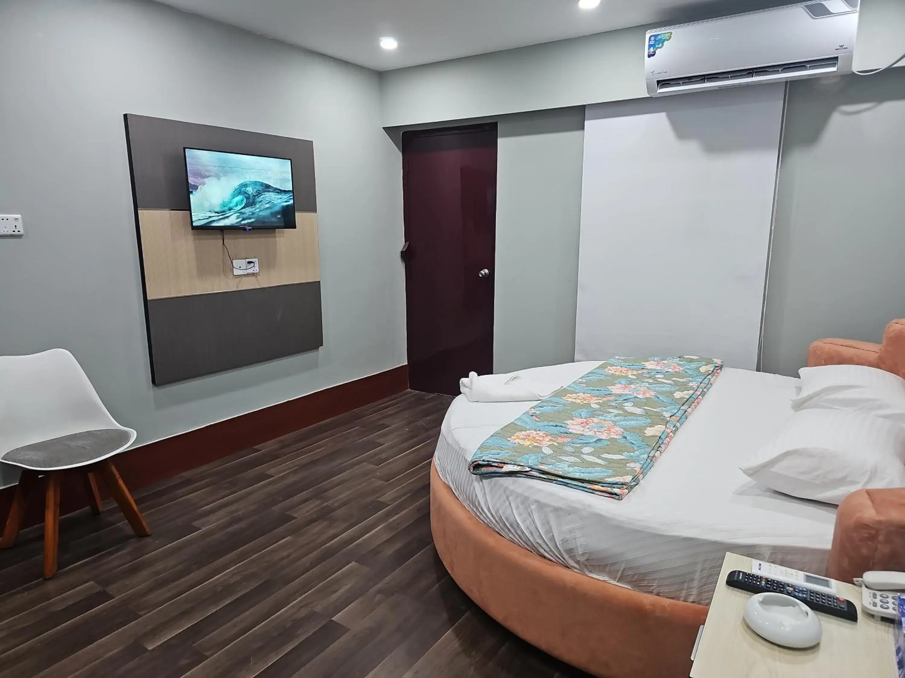 Deluxe King Room - single occupancy in Hotel Family Inn Deluxe King Room - single occupancy in Hotel Family Inn