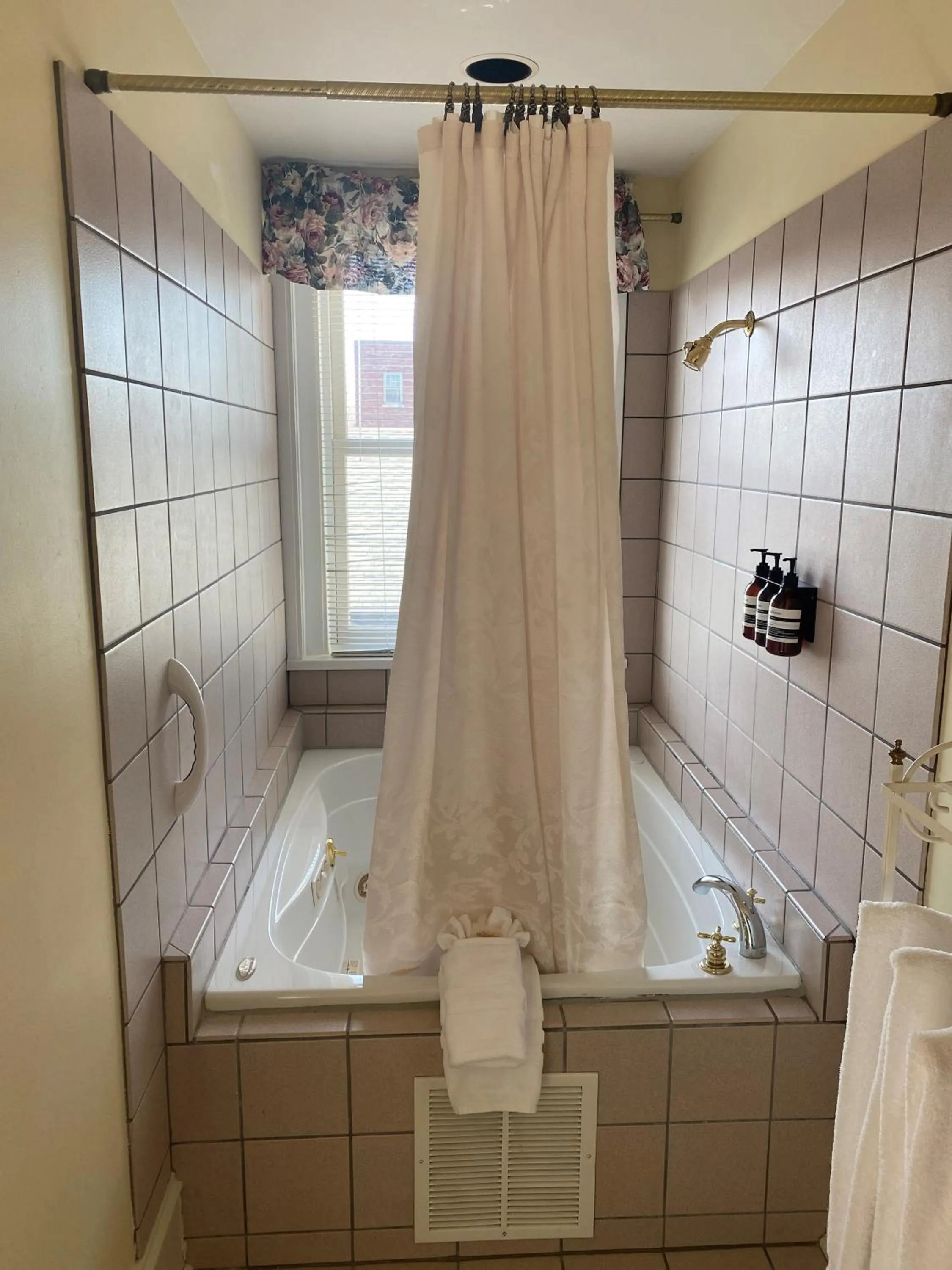 Hot Tub in Inn at 835 Boutique Hotel