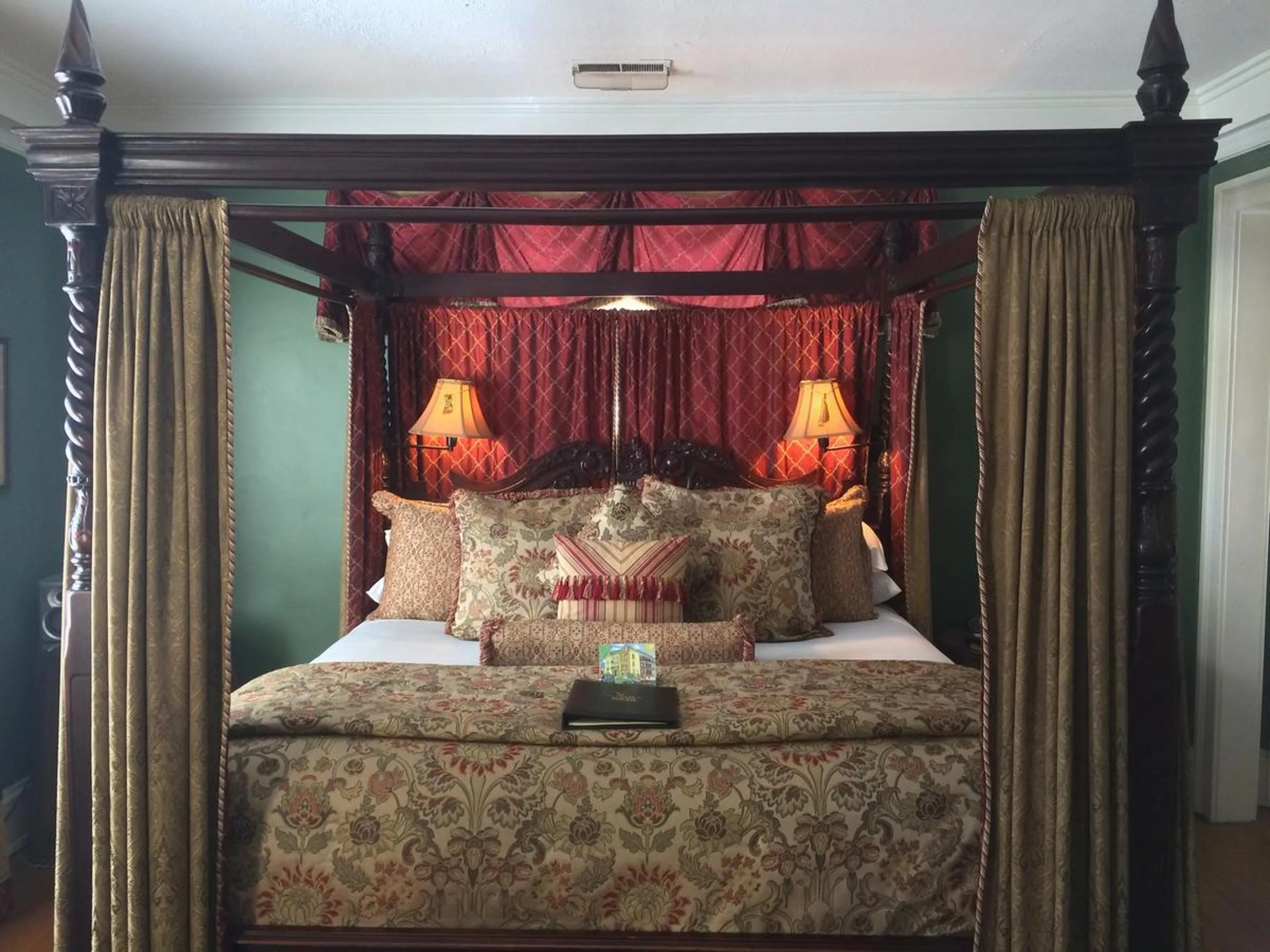 Bed in Inn at 835 Boutique Hotel