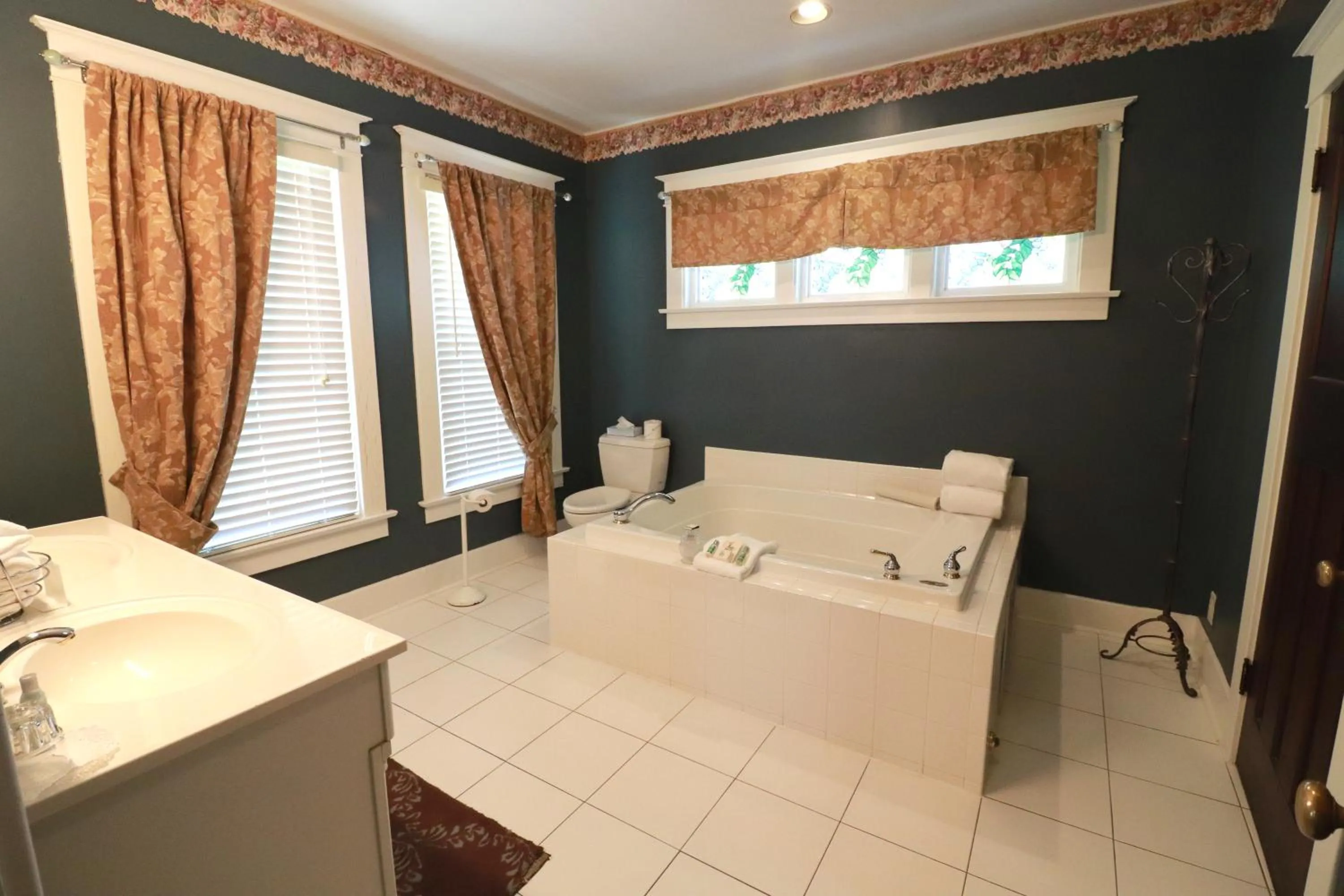 Bathroom in Inn at 835 Boutique Hotel