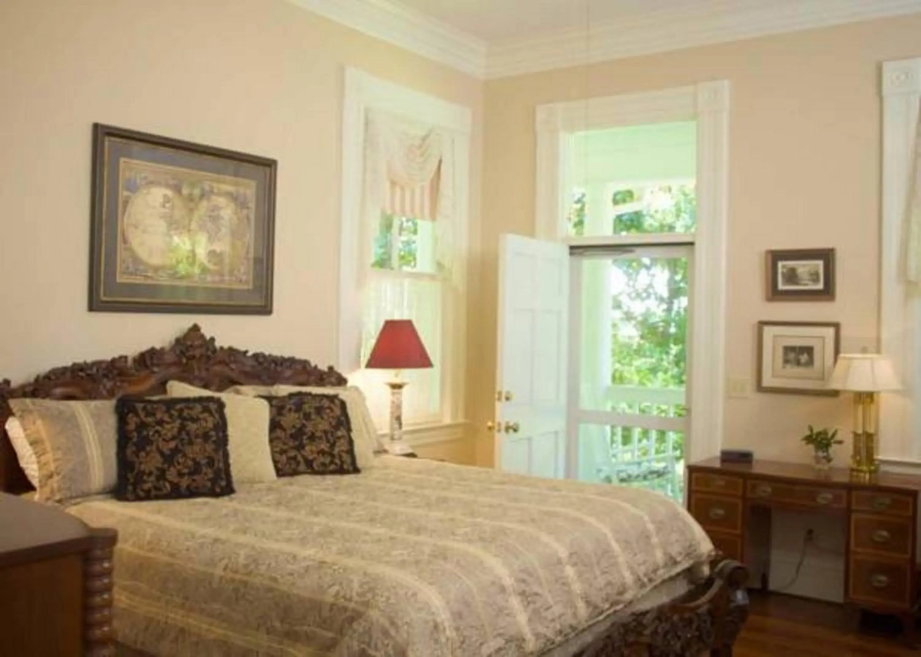 Bed in Lookaway Inn Bed in Lookaway Inn