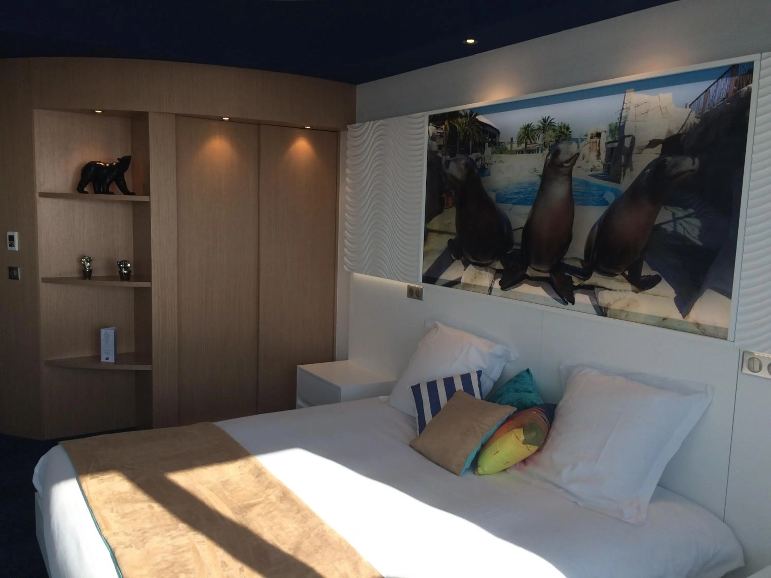 Photo of the whole room, Bed in SoBlue Hôtel